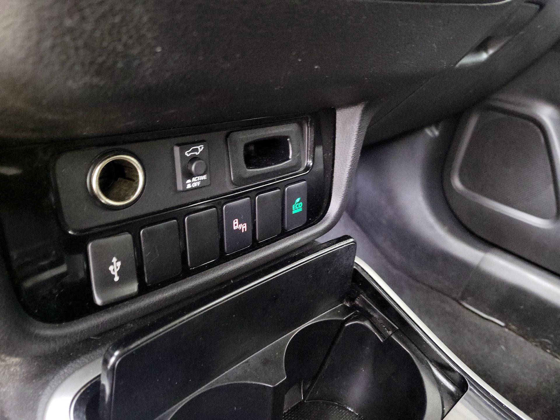 Thumbnail: 2020 Mitsubishi Outlander - 18