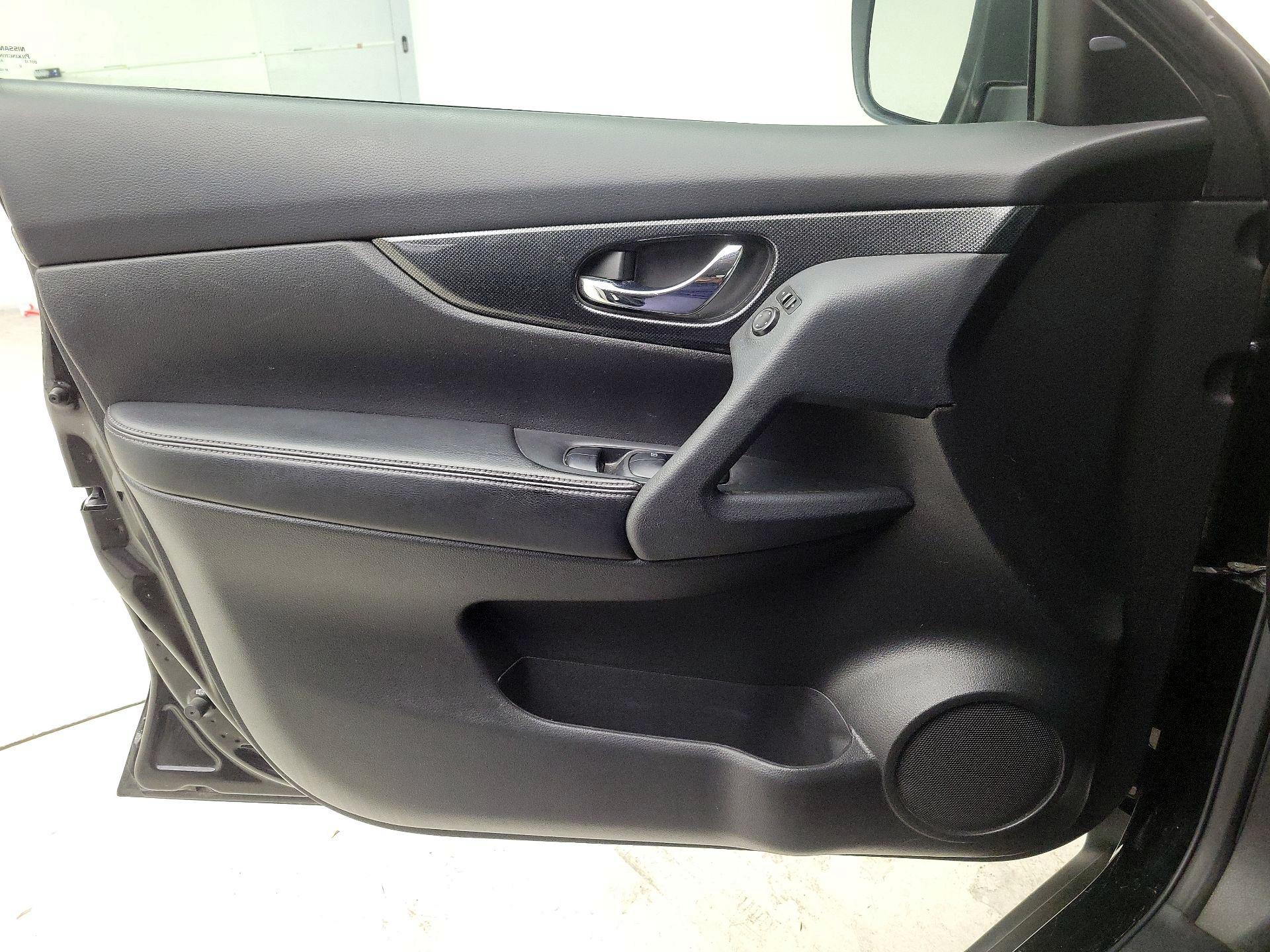 Thumbnail: 2015 Nissan Rogue - 12