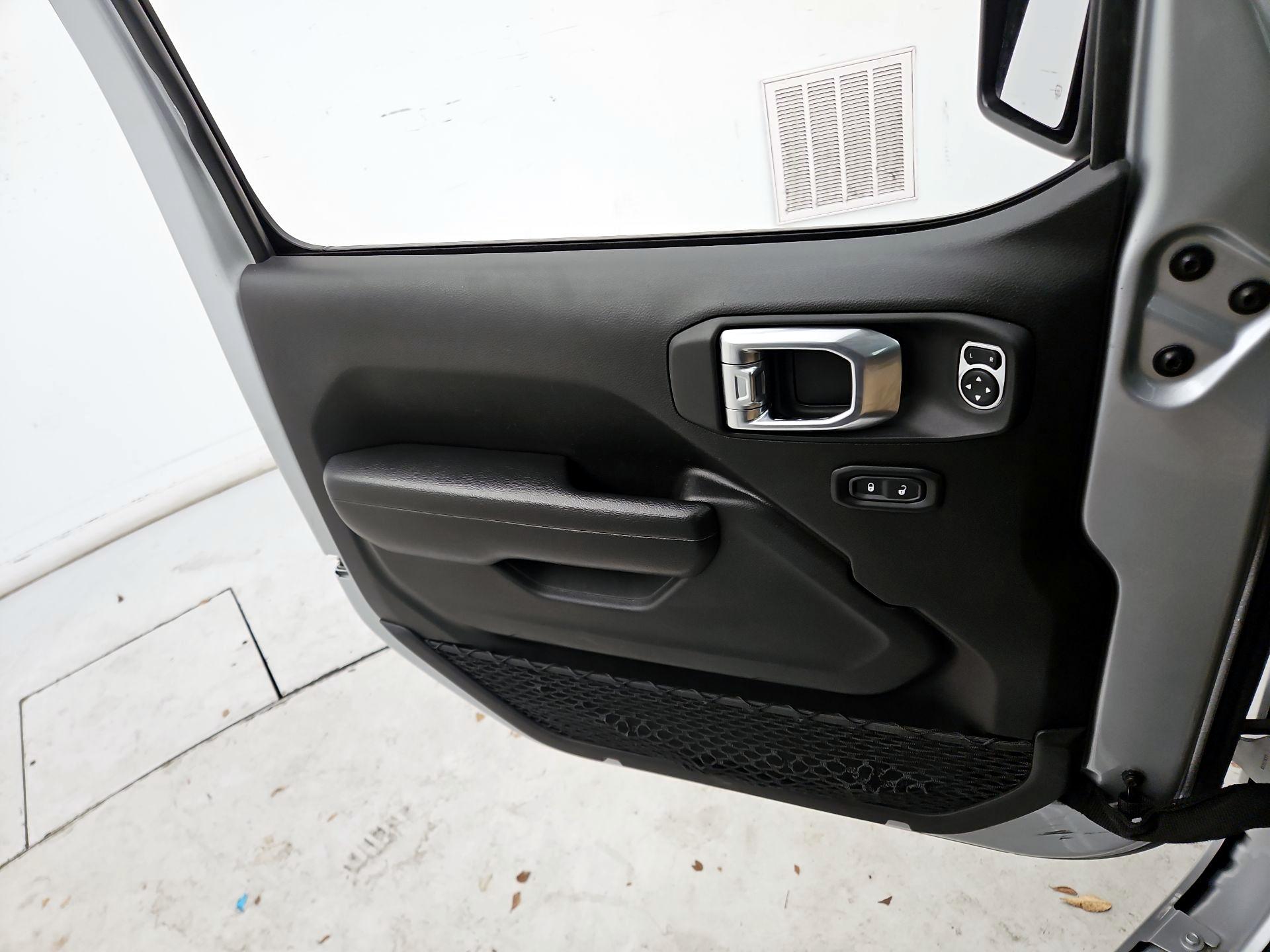 Thumbnail: 2023 Jeep Gladiator - 12