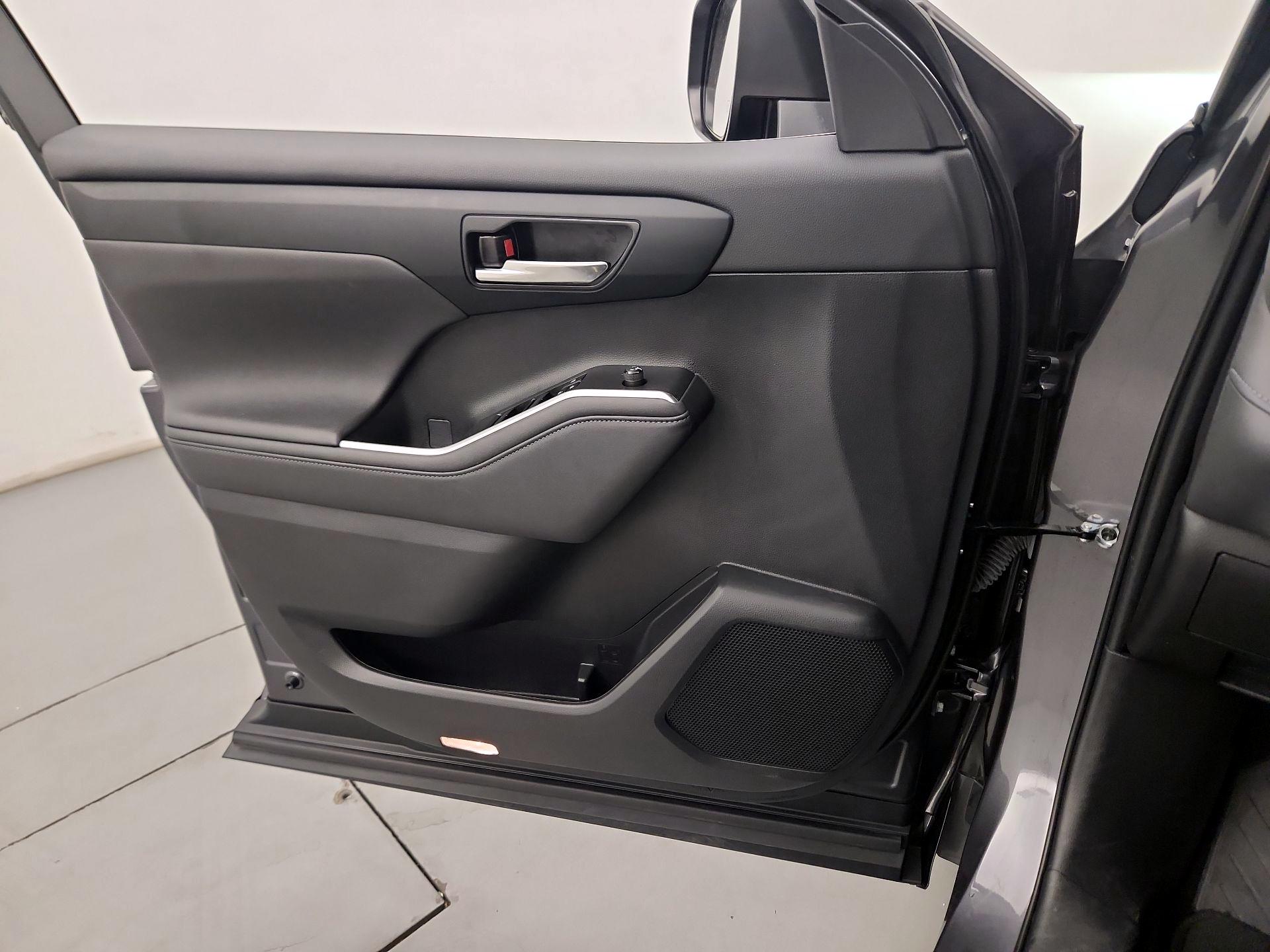 Thumbnail: 2023 Toyota Highlander - 12