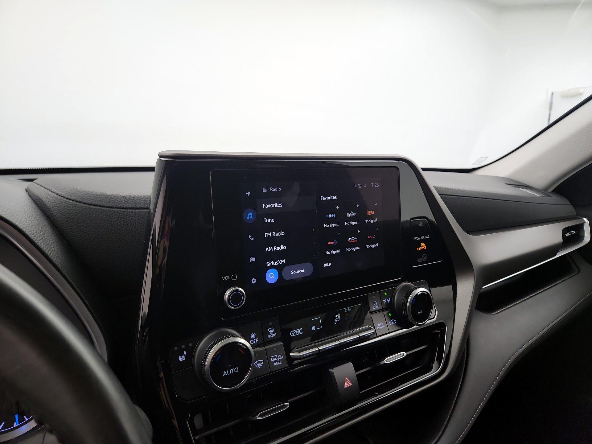 Thumbnail: 2023 Toyota Highlander - 15