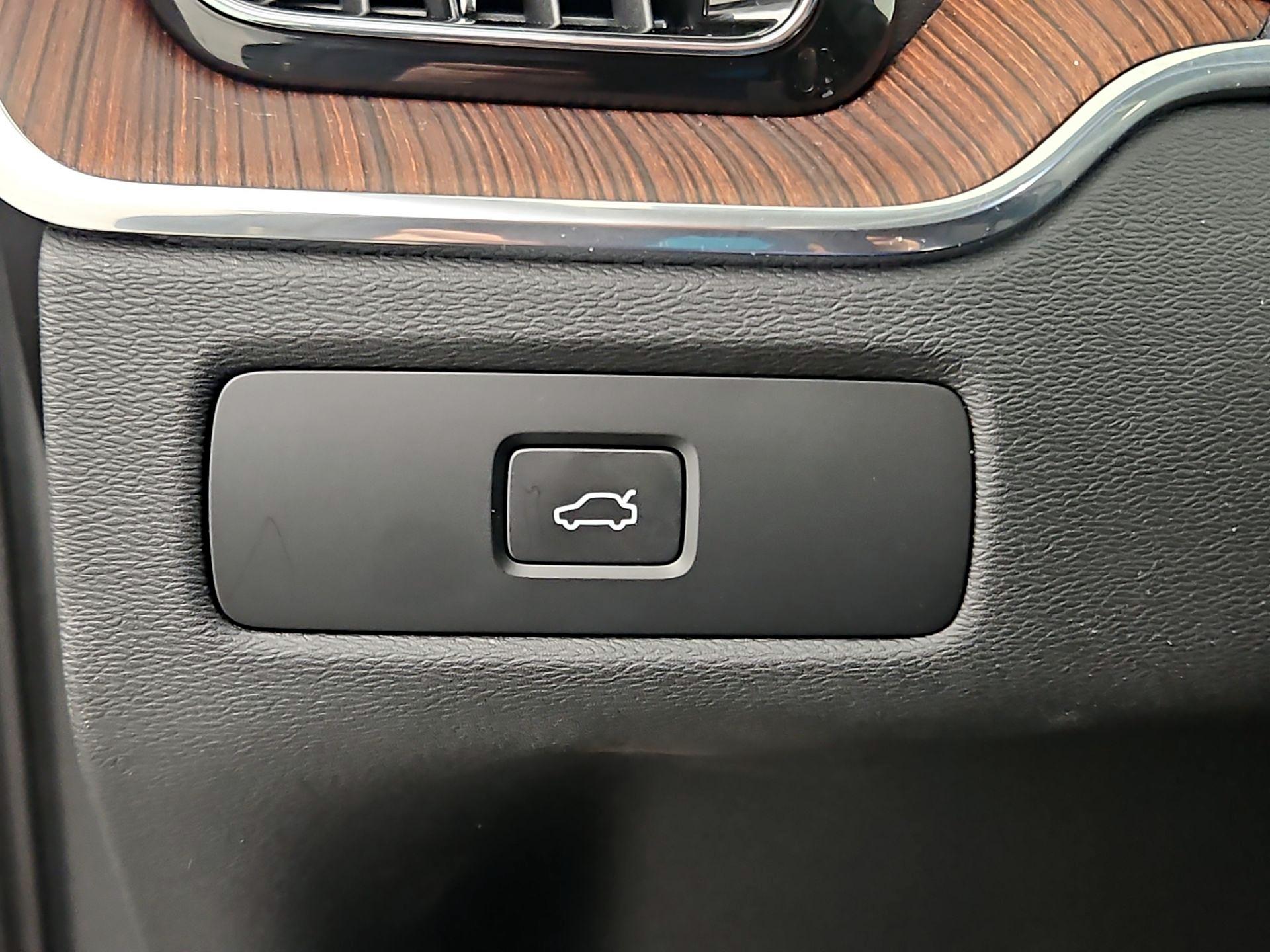 Thumbnail: 2023 Volvo XC60 - 13