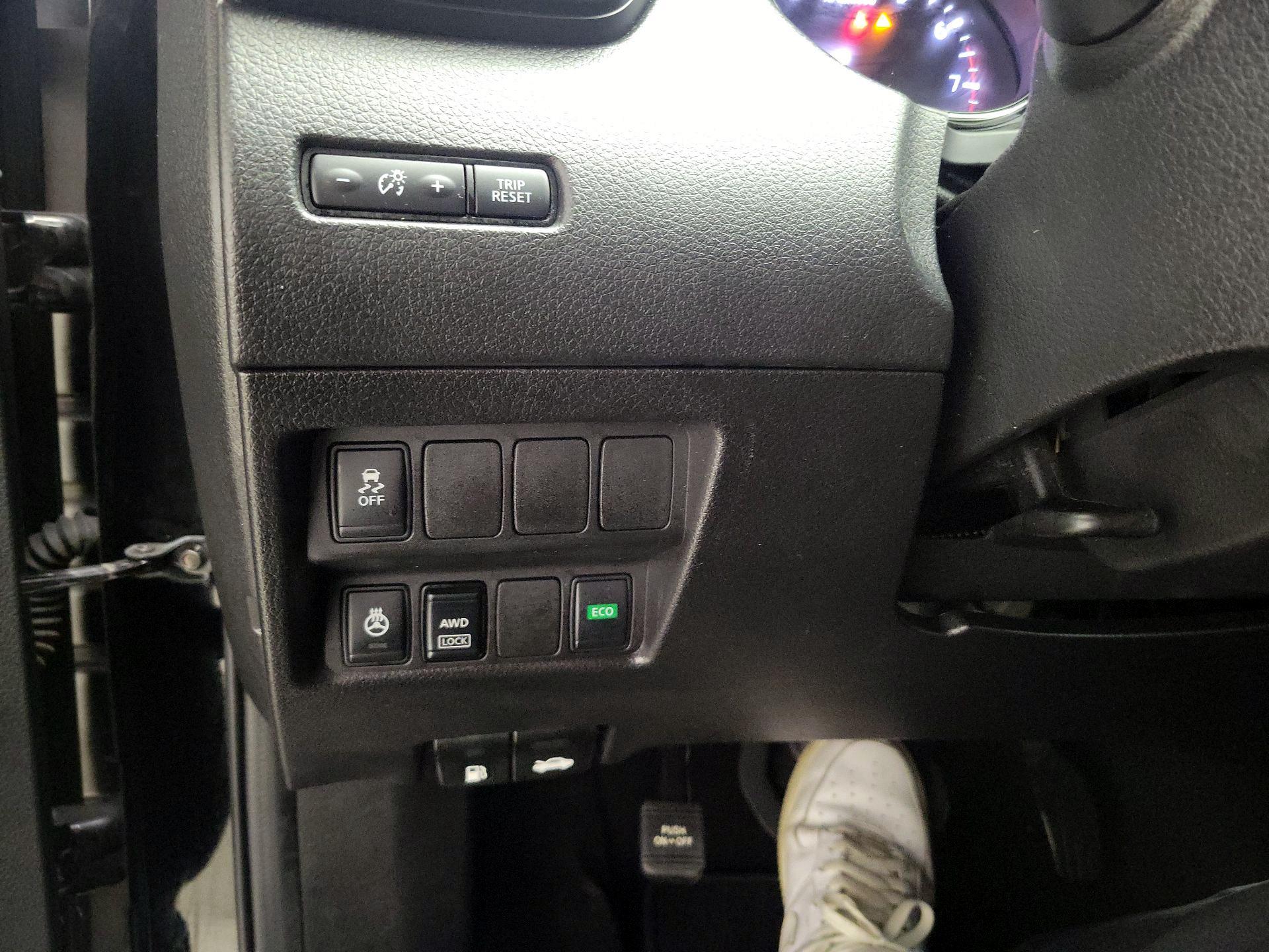 Thumbnail: 2018 Nissan Rogue Sport - 13