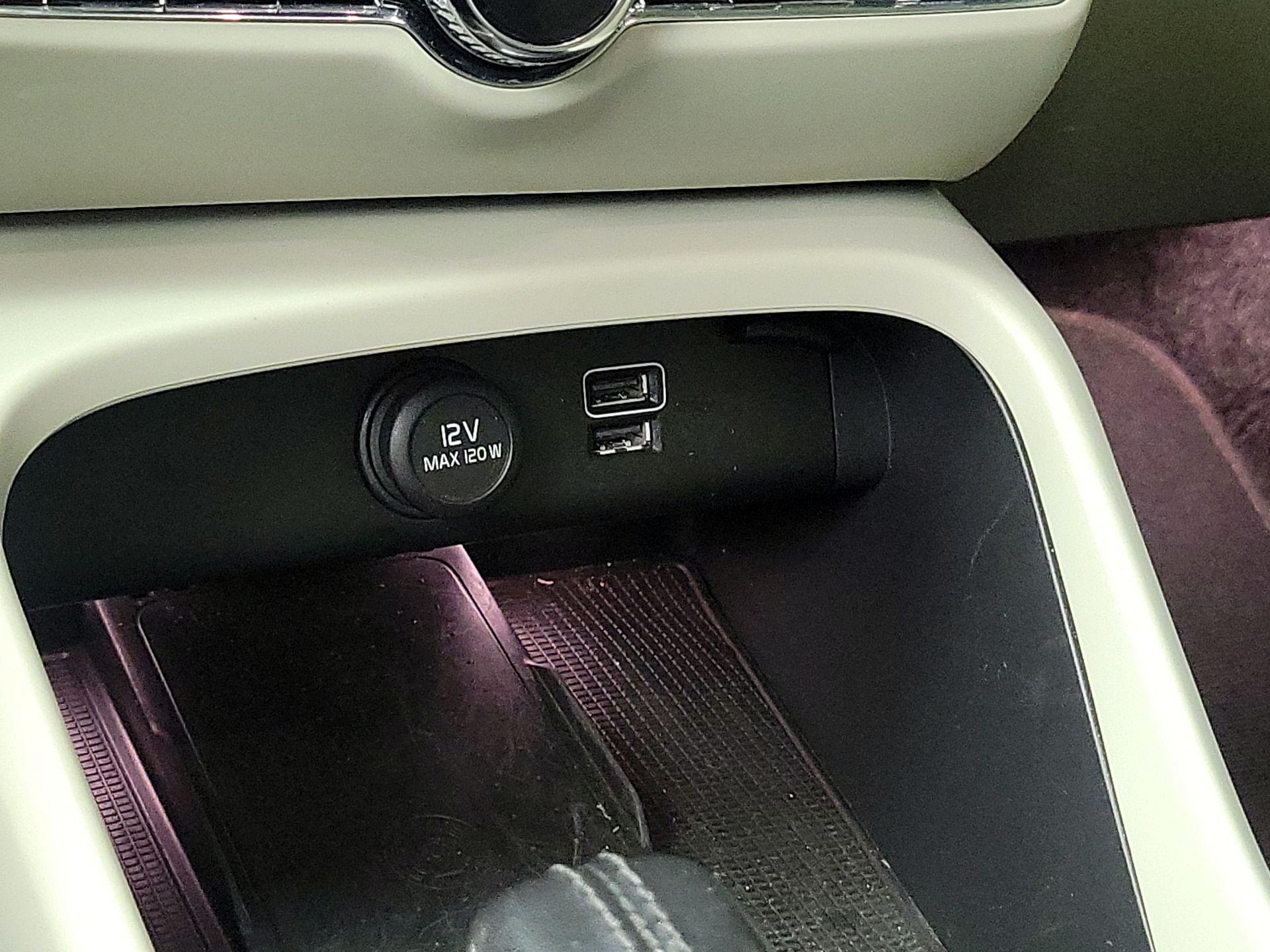 Thumbnail: 2019 Volvo XC40 - 18