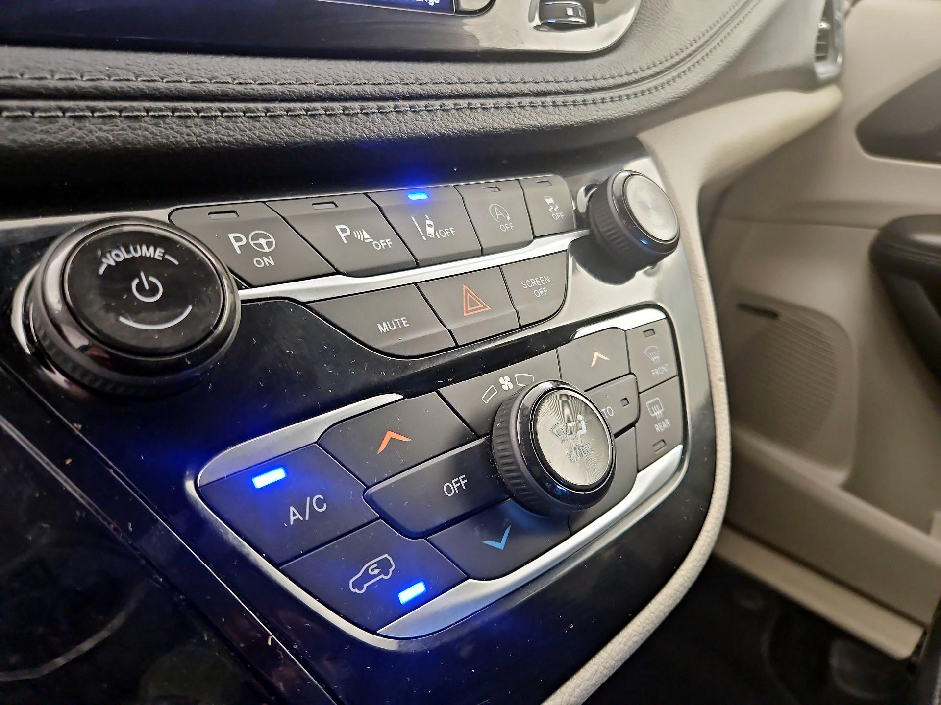 Thumbnail: 2020 Chrysler Pacifica - 17