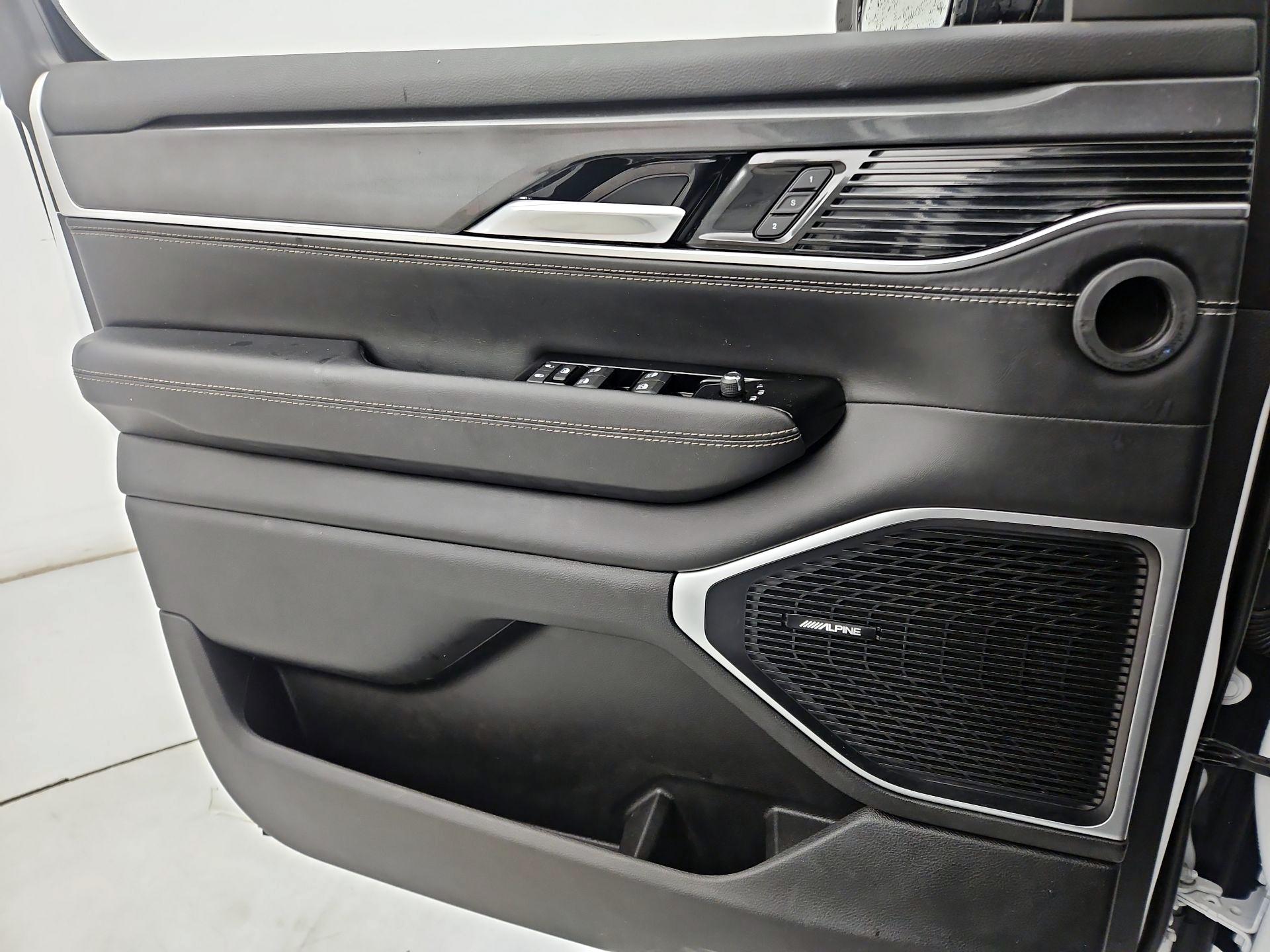 Thumbnail: 2022 Jeep Wagoneer - 12