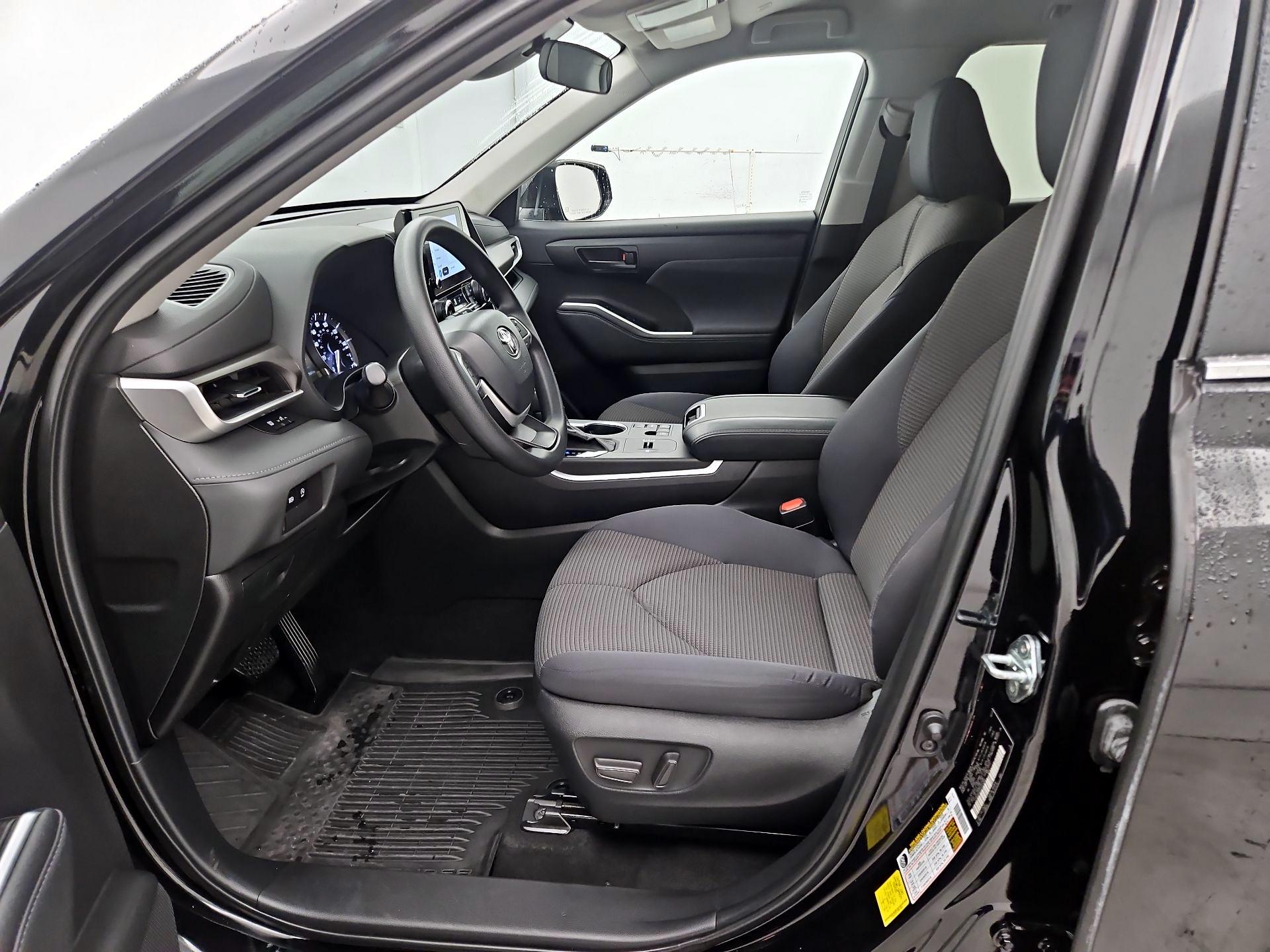 Thumbnail: 2023 Toyota Highlander - 11