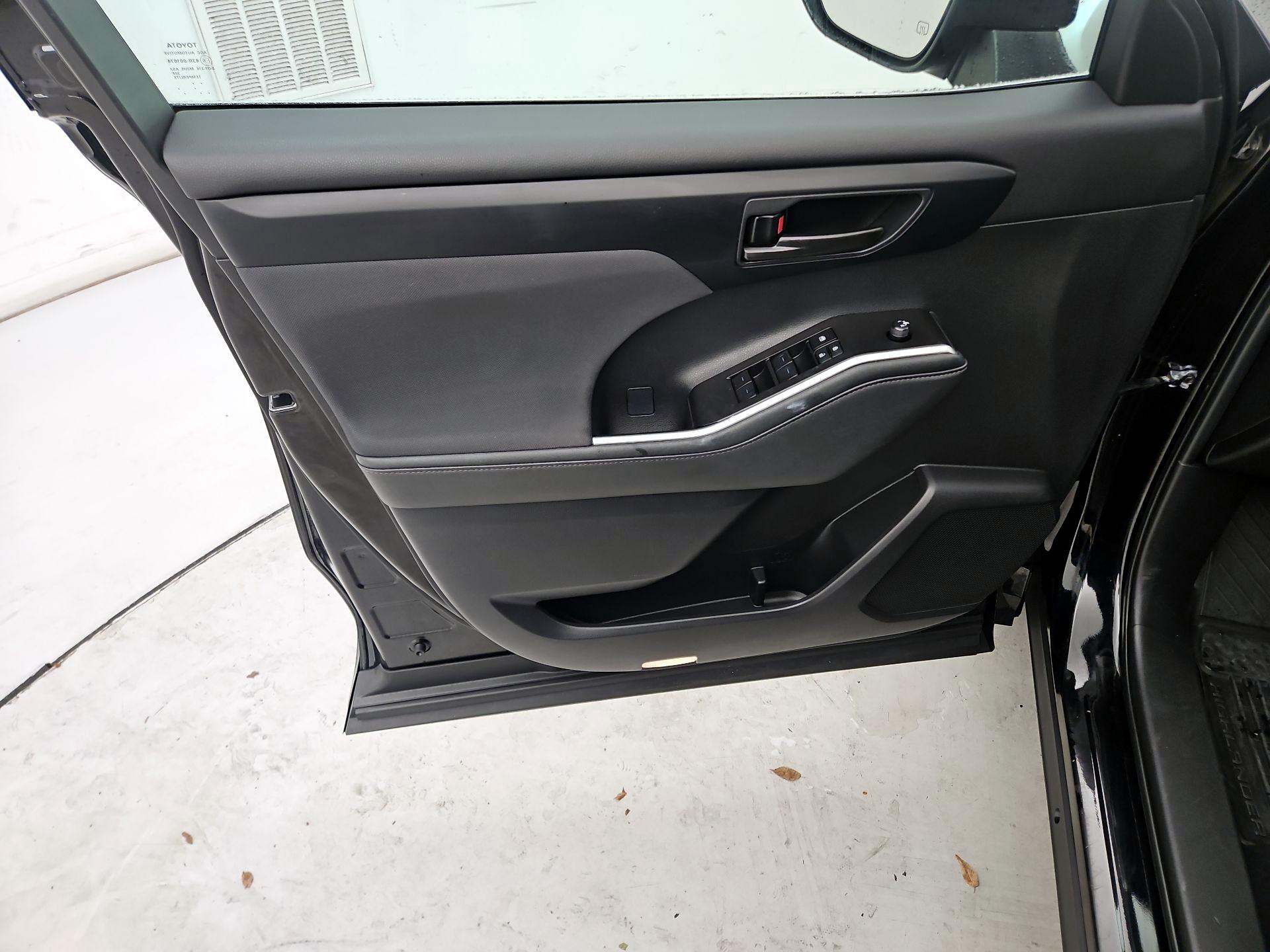 Thumbnail: 2023 Toyota Highlander - 12