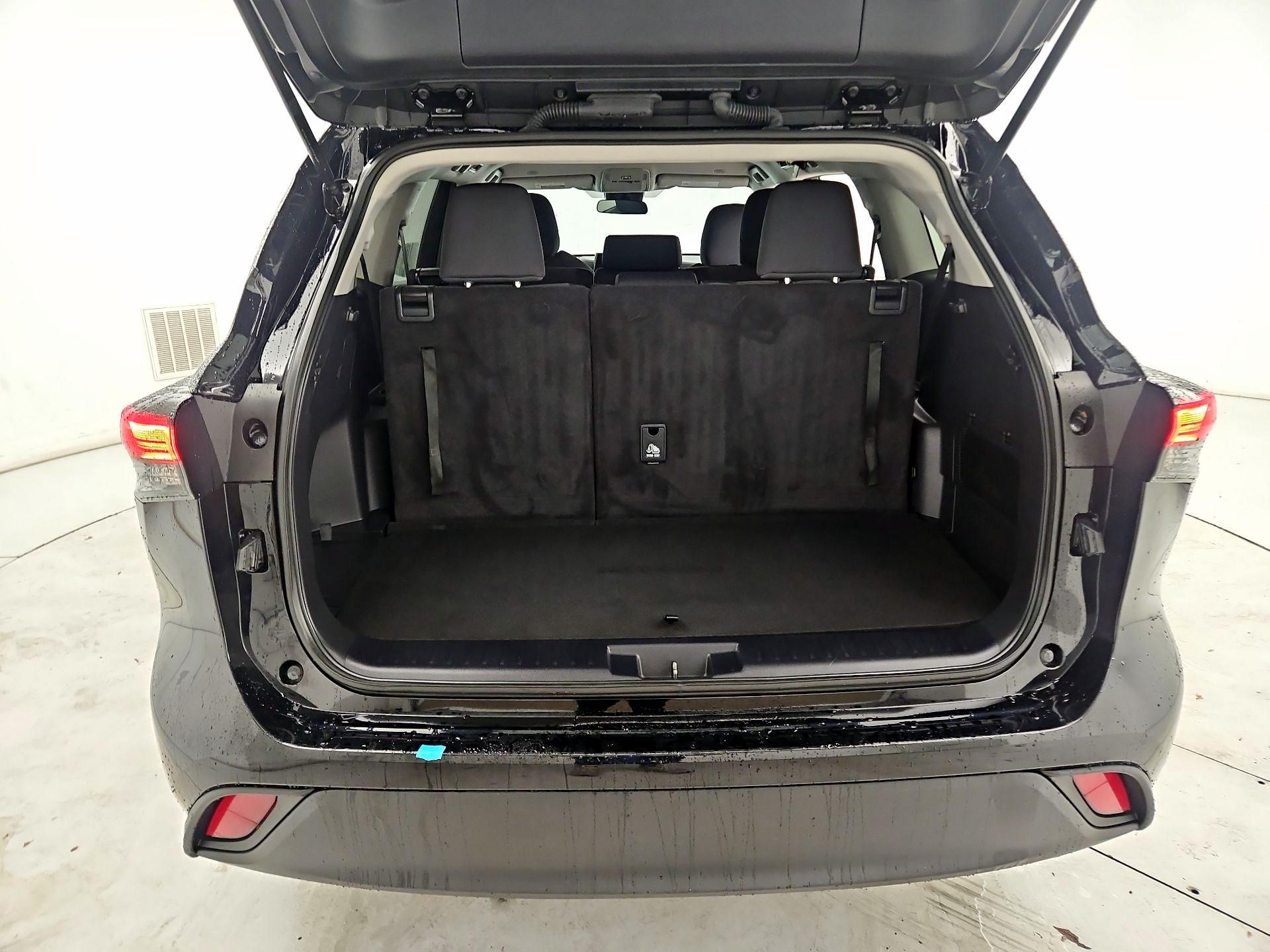 Thumbnail: 2023 Toyota Highlander - 20