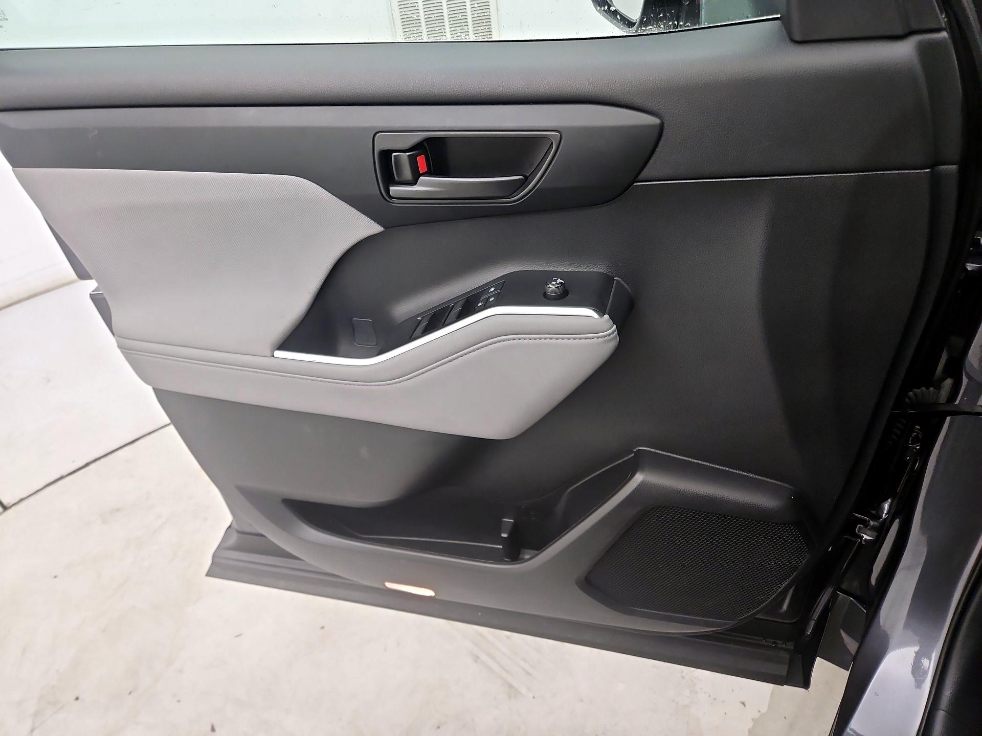 Thumbnail: 2022 Toyota Highlander - 12