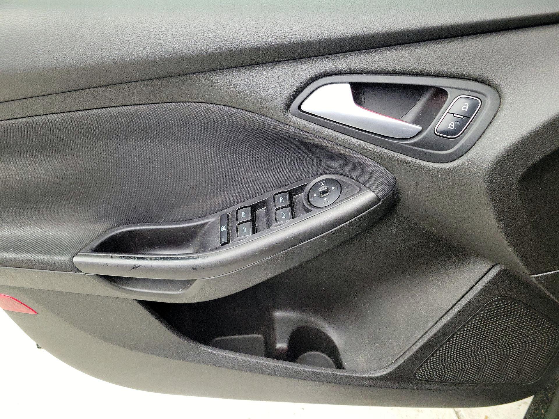 Thumbnail: 2016 Ford Focus - 12