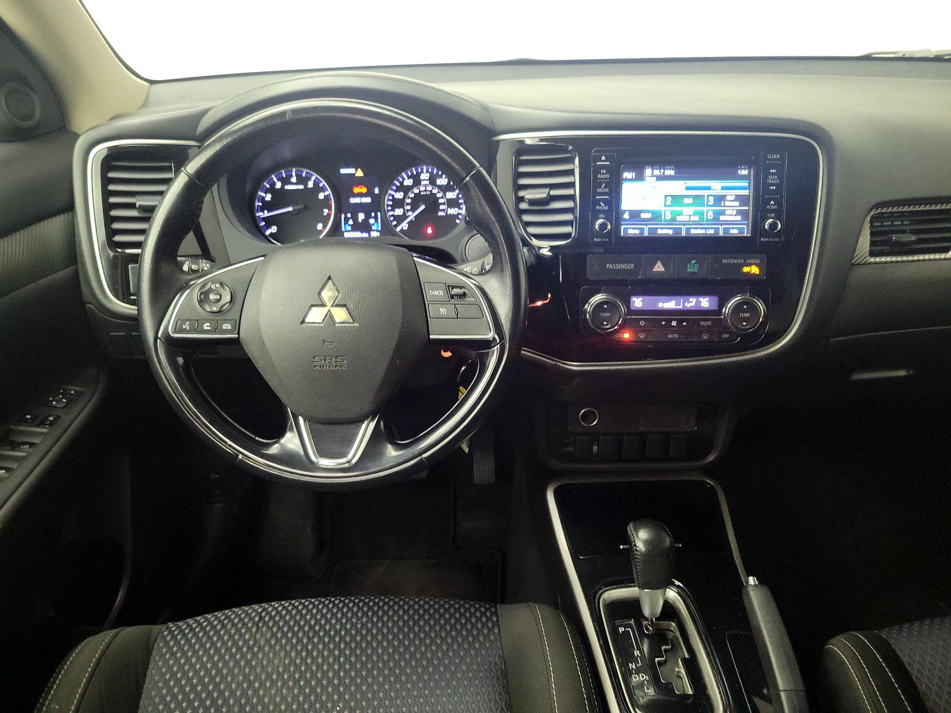 Thumbnail: 2017 Mitsubishi Outlander - 10