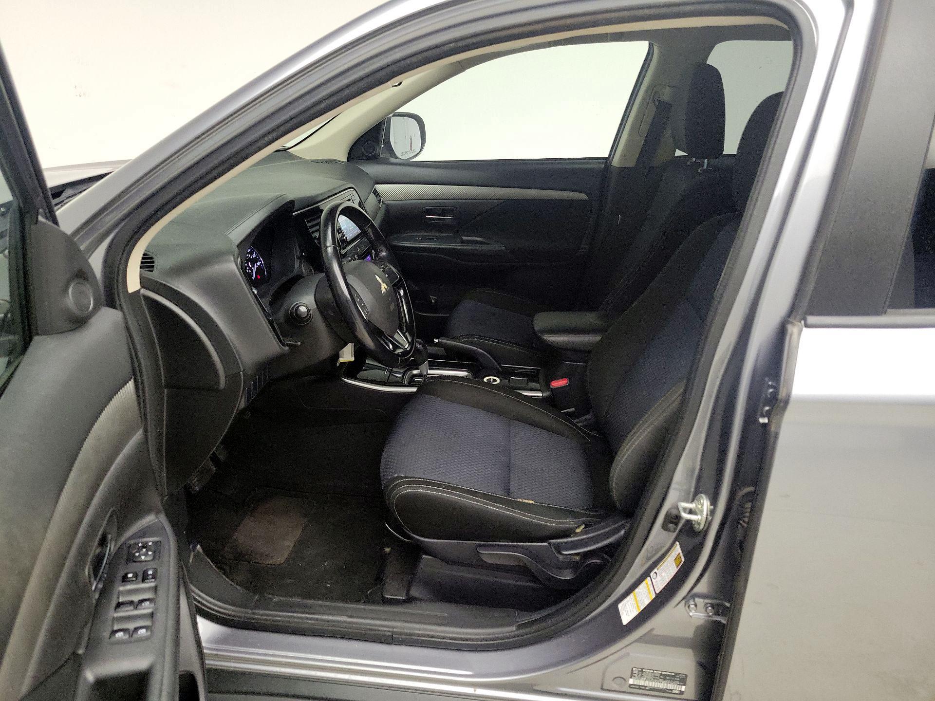 Thumbnail: 2017 Mitsubishi Outlander - 11