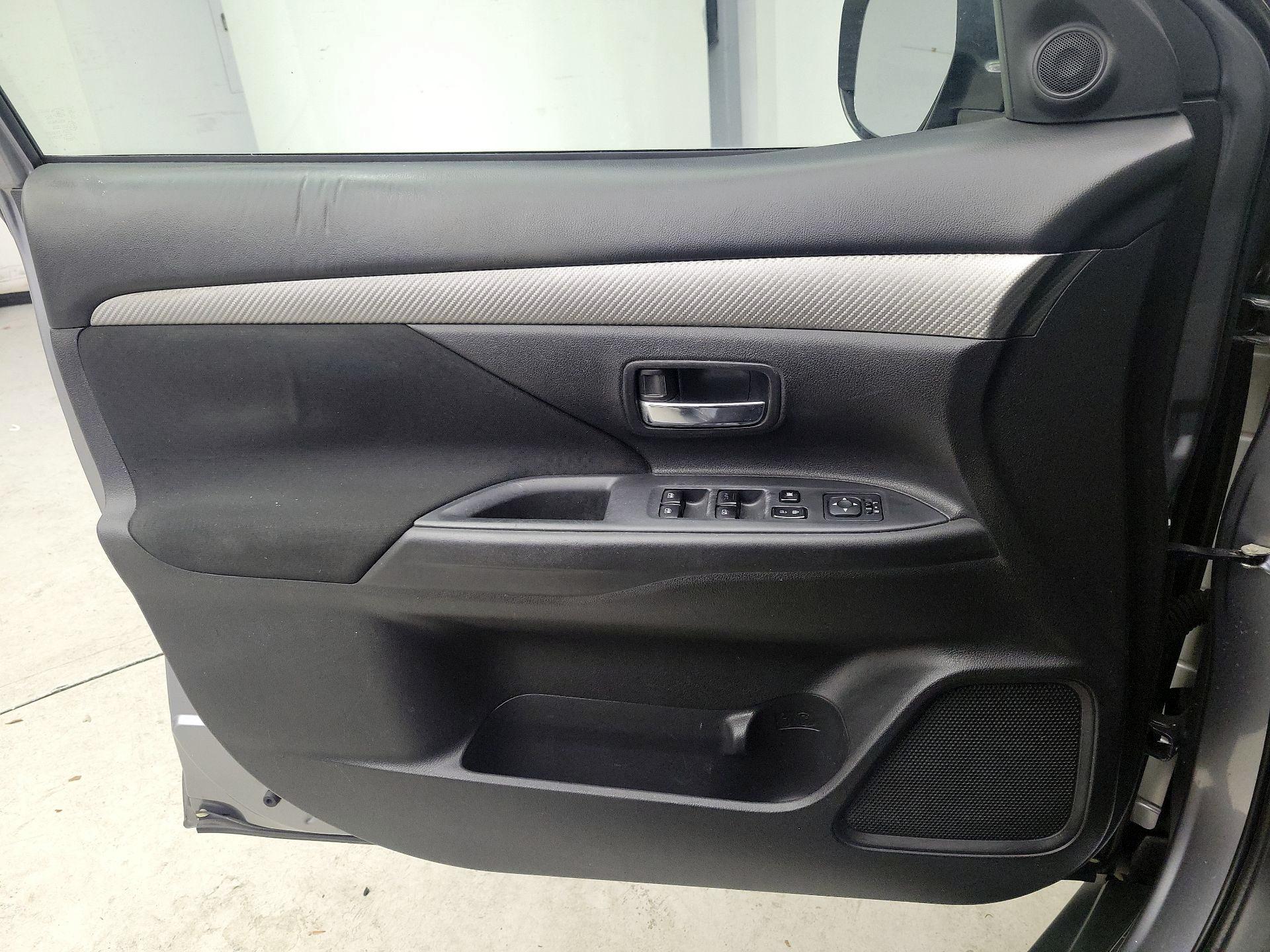 Thumbnail: 2017 Mitsubishi Outlander - 12