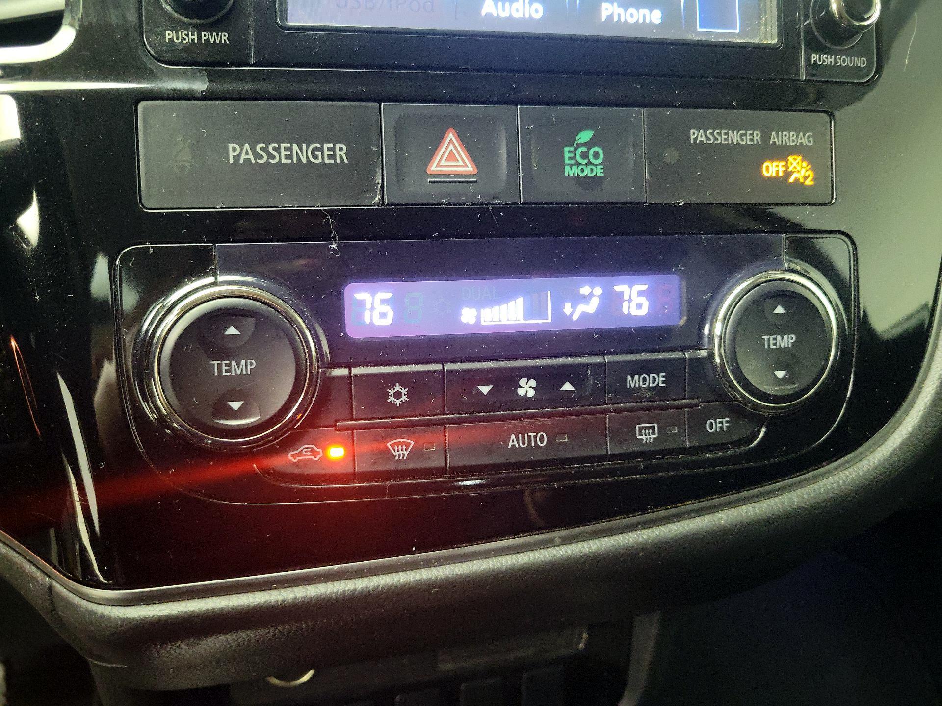 Thumbnail: 2017 Mitsubishi Outlander - 16