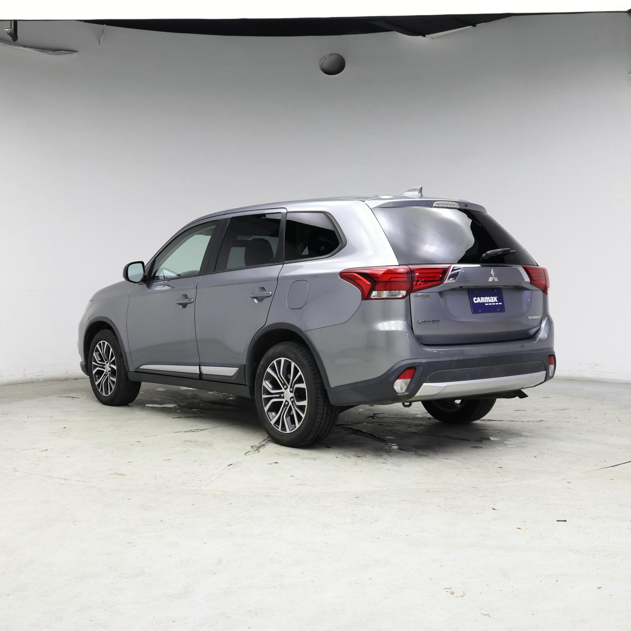 Thumbnail: 2017 Mitsubishi Outlander - 2