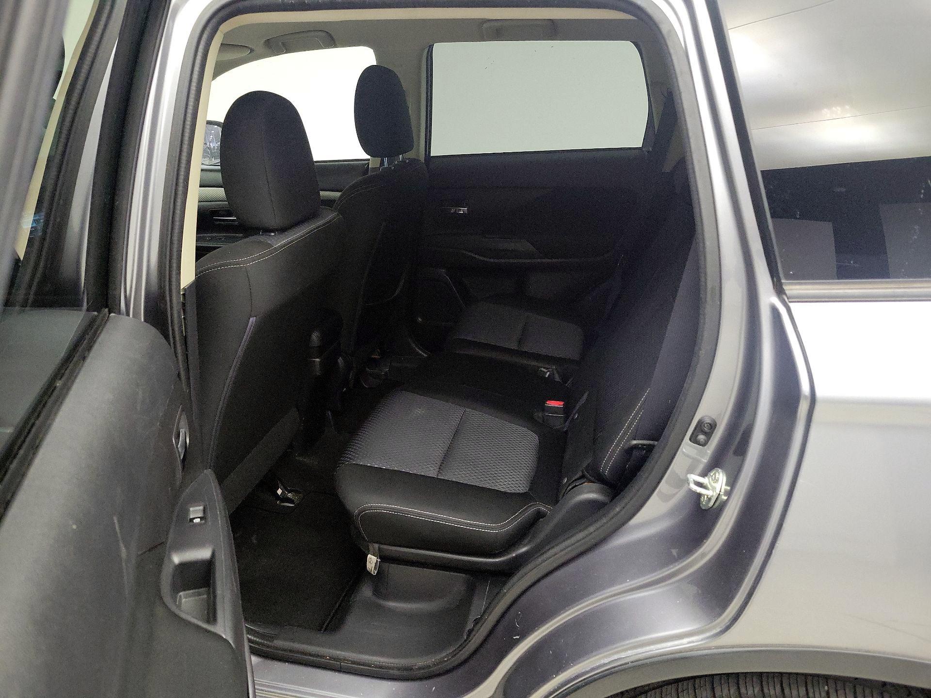 Thumbnail: 2017 Mitsubishi Outlander - 19