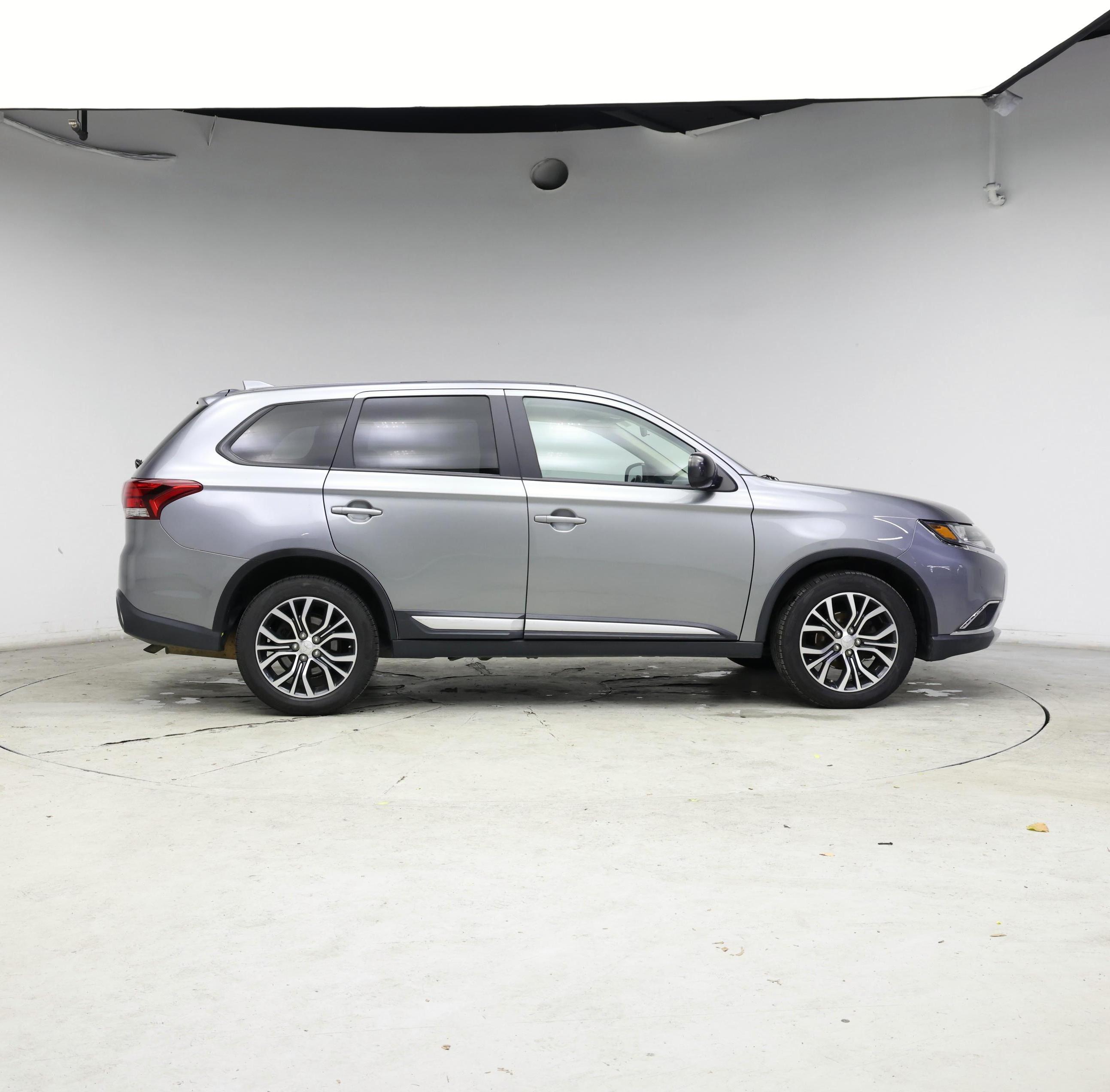 Thumbnail: 2017 Mitsubishi Outlander - 7