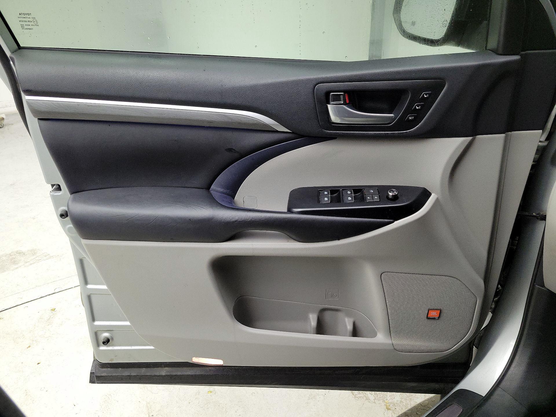 Thumbnail: 2018 Toyota Highlander - 12