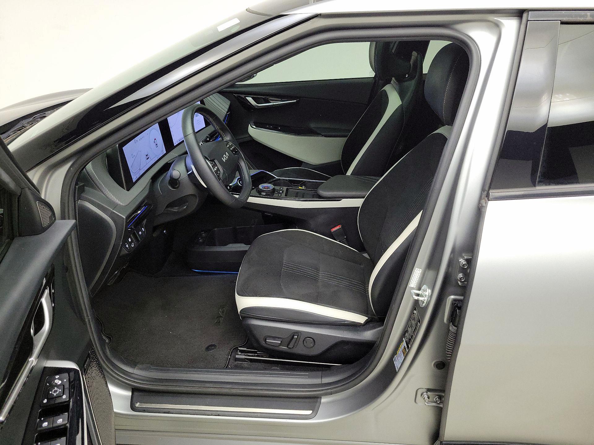 Thumbnail: 2022 Kia EV6 - 11