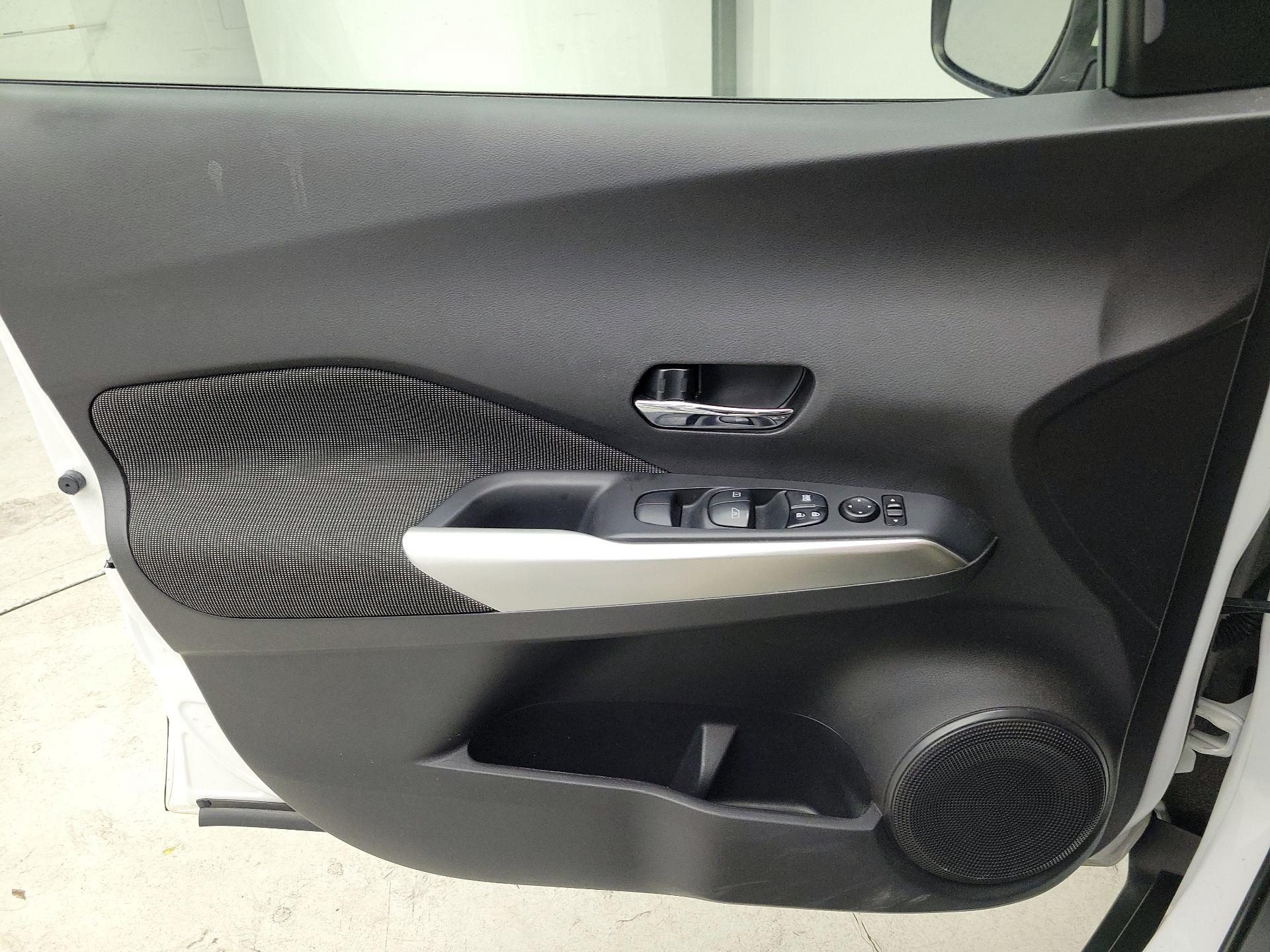 Thumbnail: 2020 Nissan Kicks - 12