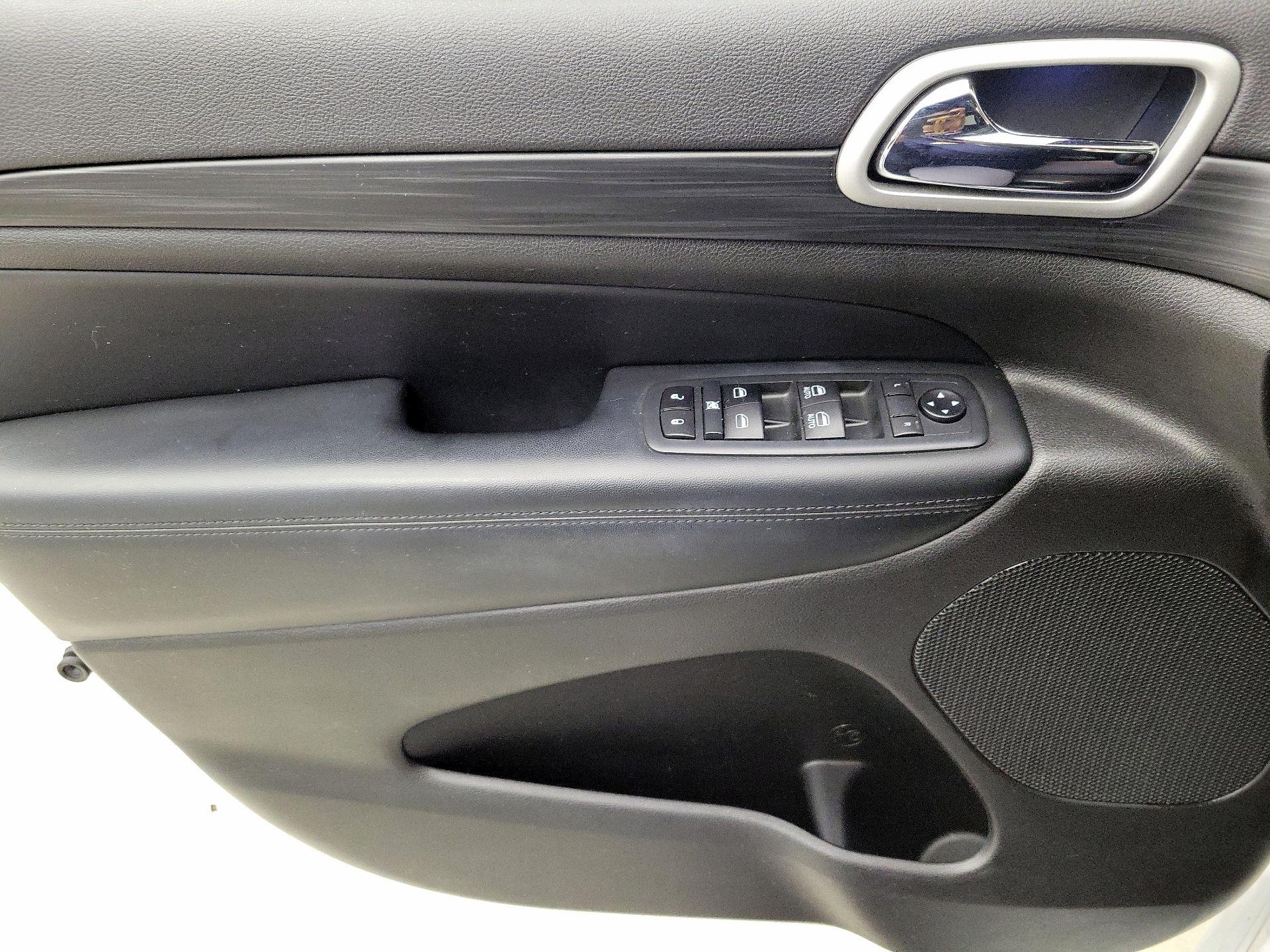 Thumbnail: 2020 Jeep Grand Cherokee - 12