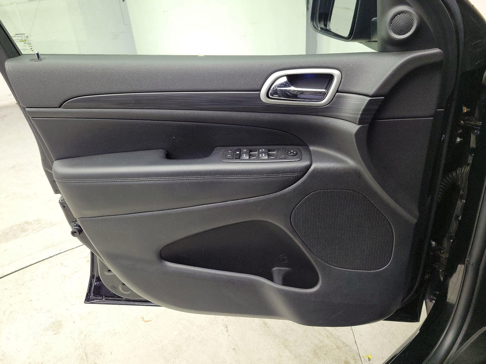 Thumbnail: 2020 Jeep Grand Cherokee - 12