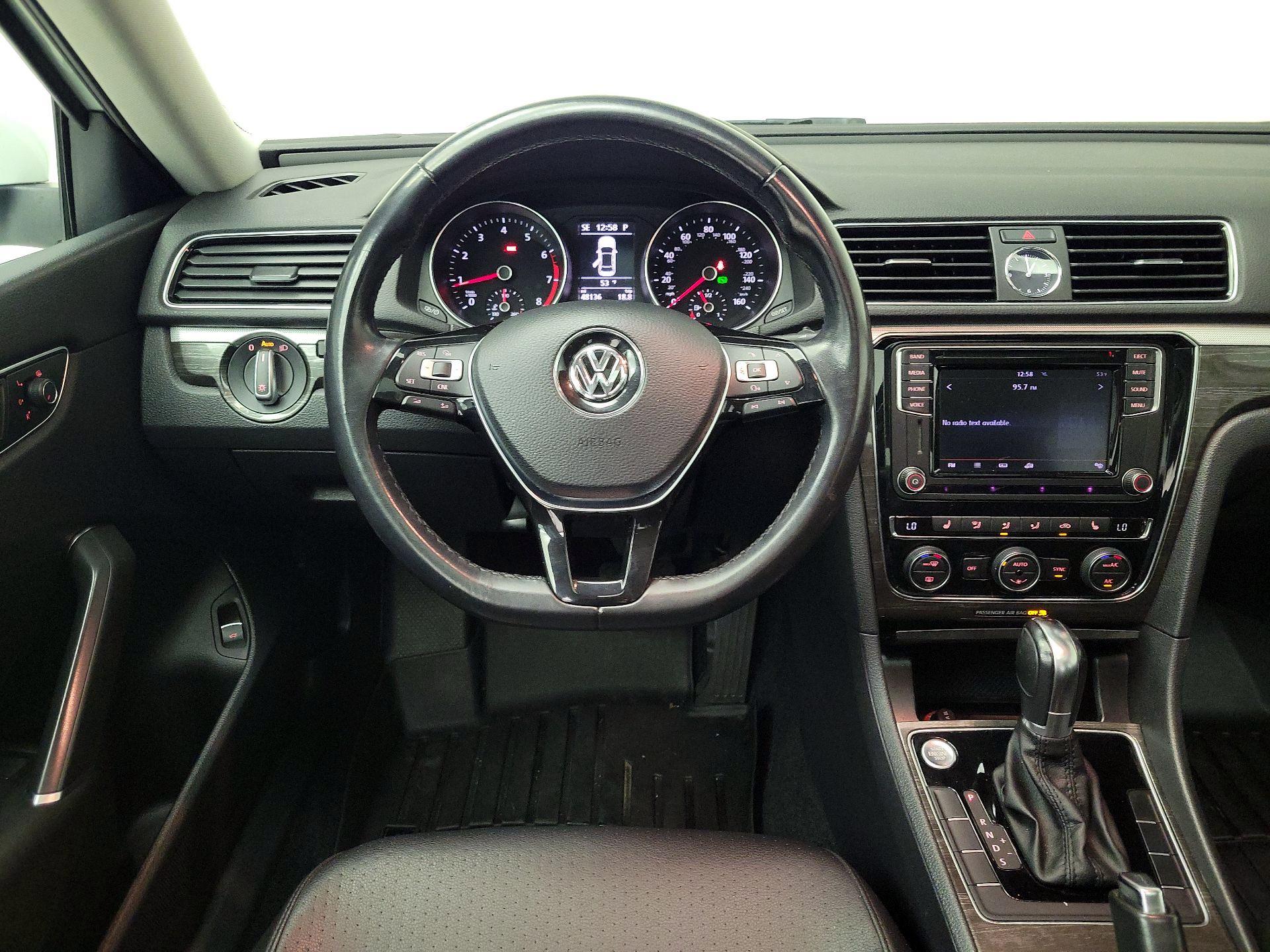 Thumbnail: 2017 Volkswagen Passat - 10