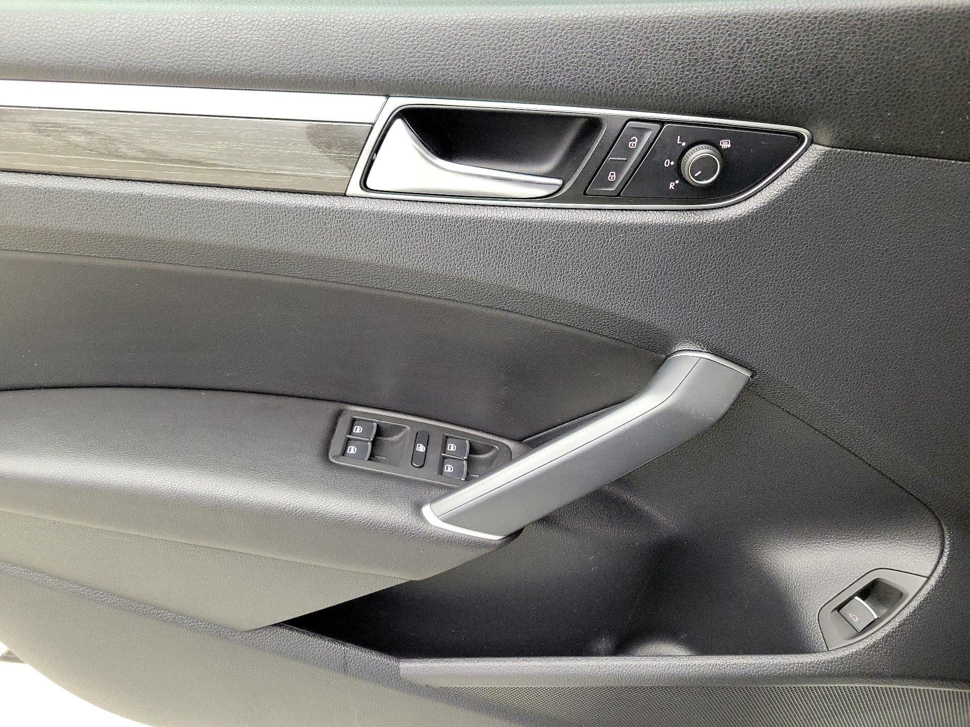 Thumbnail: 2017 Volkswagen Passat - 12