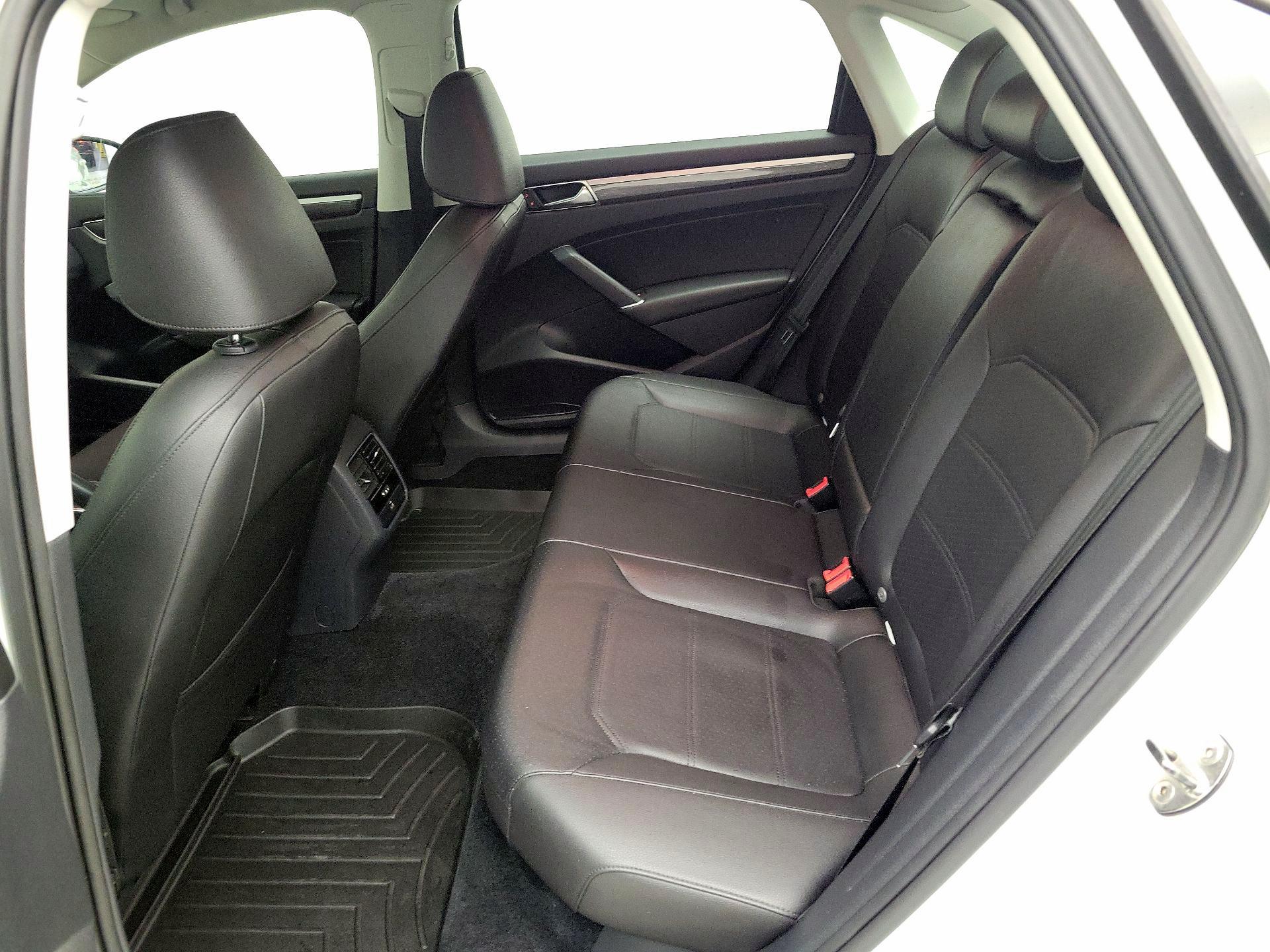 Thumbnail: 2017 Volkswagen Passat - 20