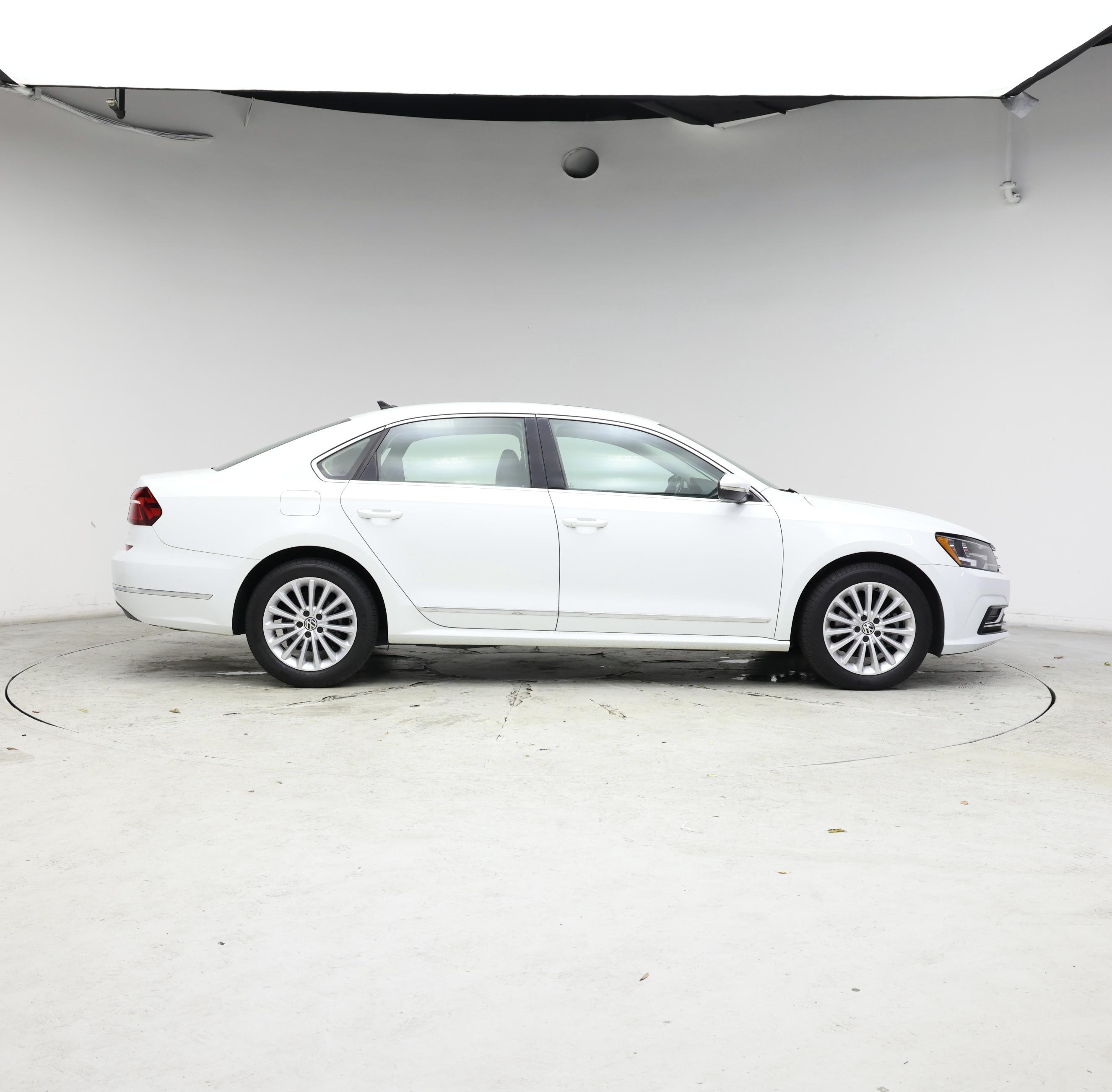 Thumbnail: 2017 Volkswagen Passat - 7