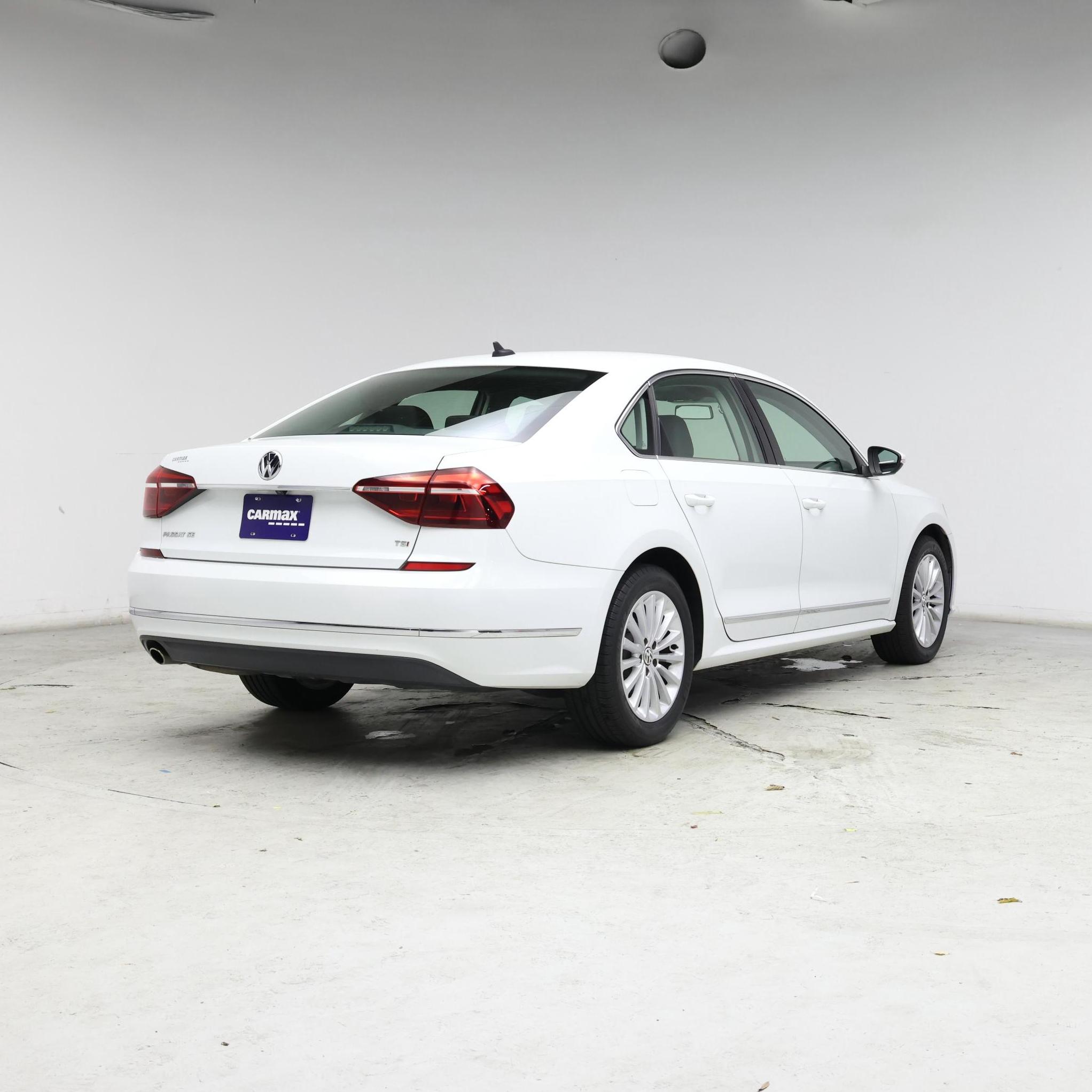 Thumbnail: 2017 Volkswagen Passat - 8