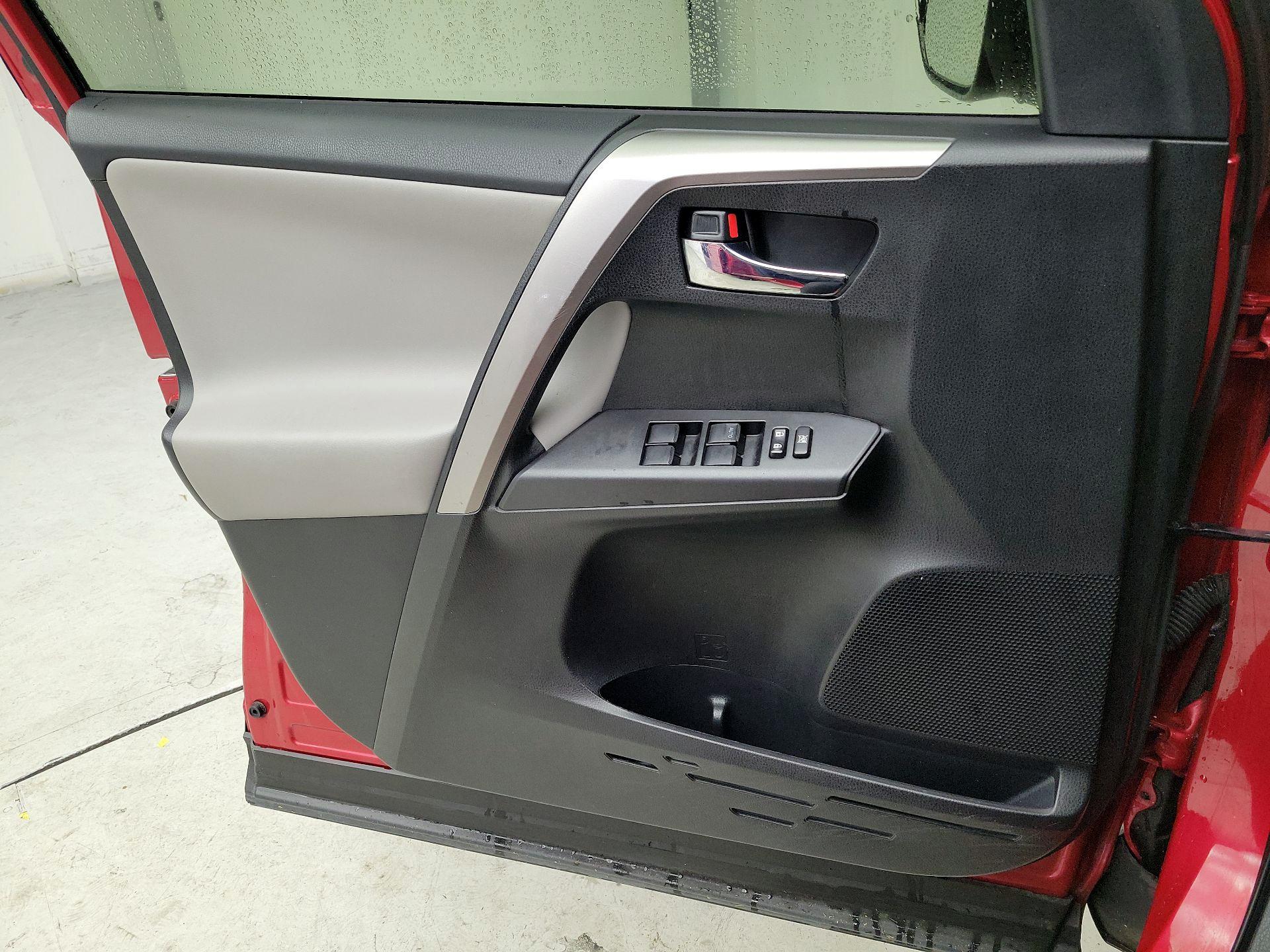 Thumbnail: 2016 Toyota RAV4 - 12