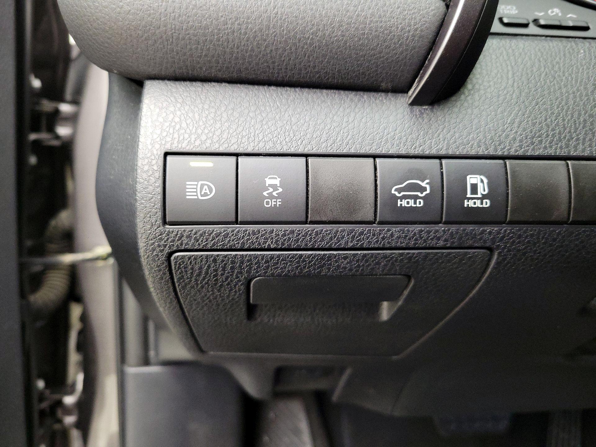 Thumbnail: 2019 Toyota Camry - 13