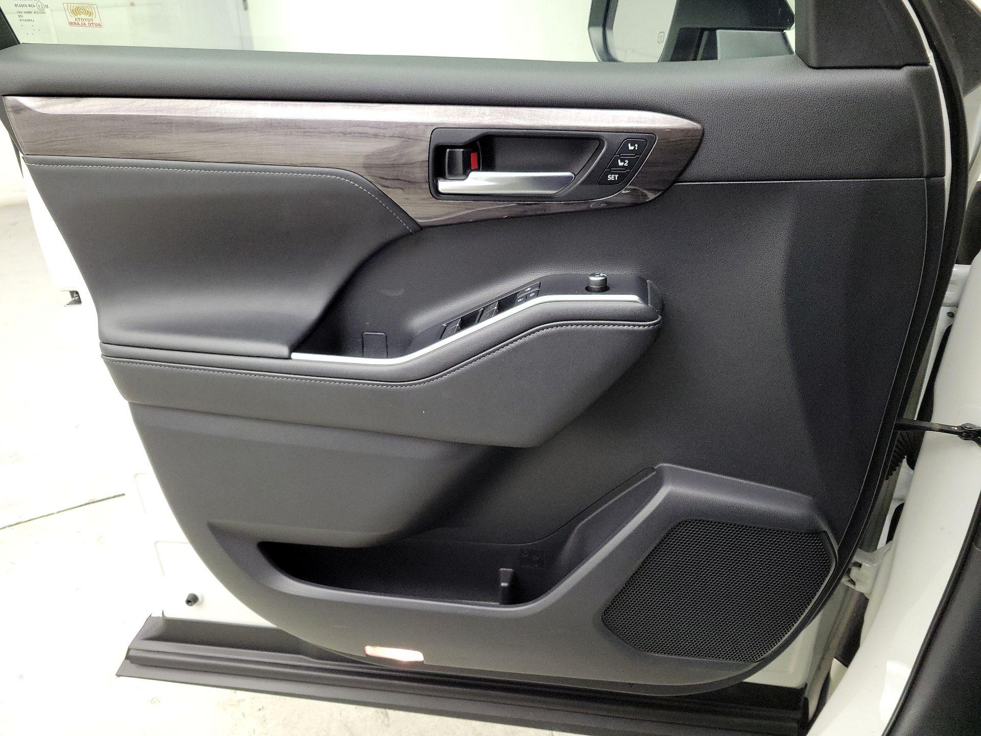 Thumbnail: 2020 Toyota Highlander - 12