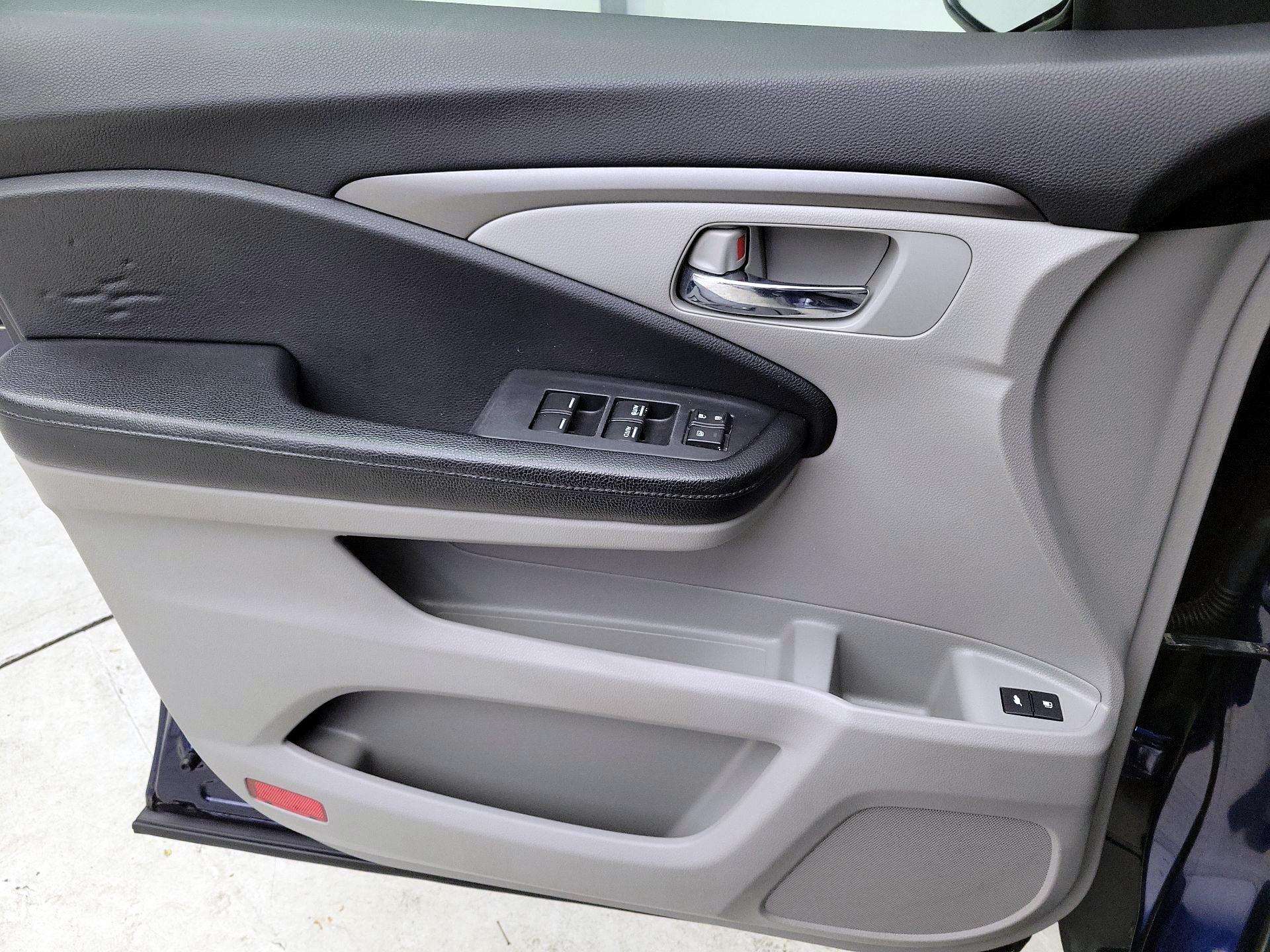 Thumbnail: 2017 Honda Pilot - 12