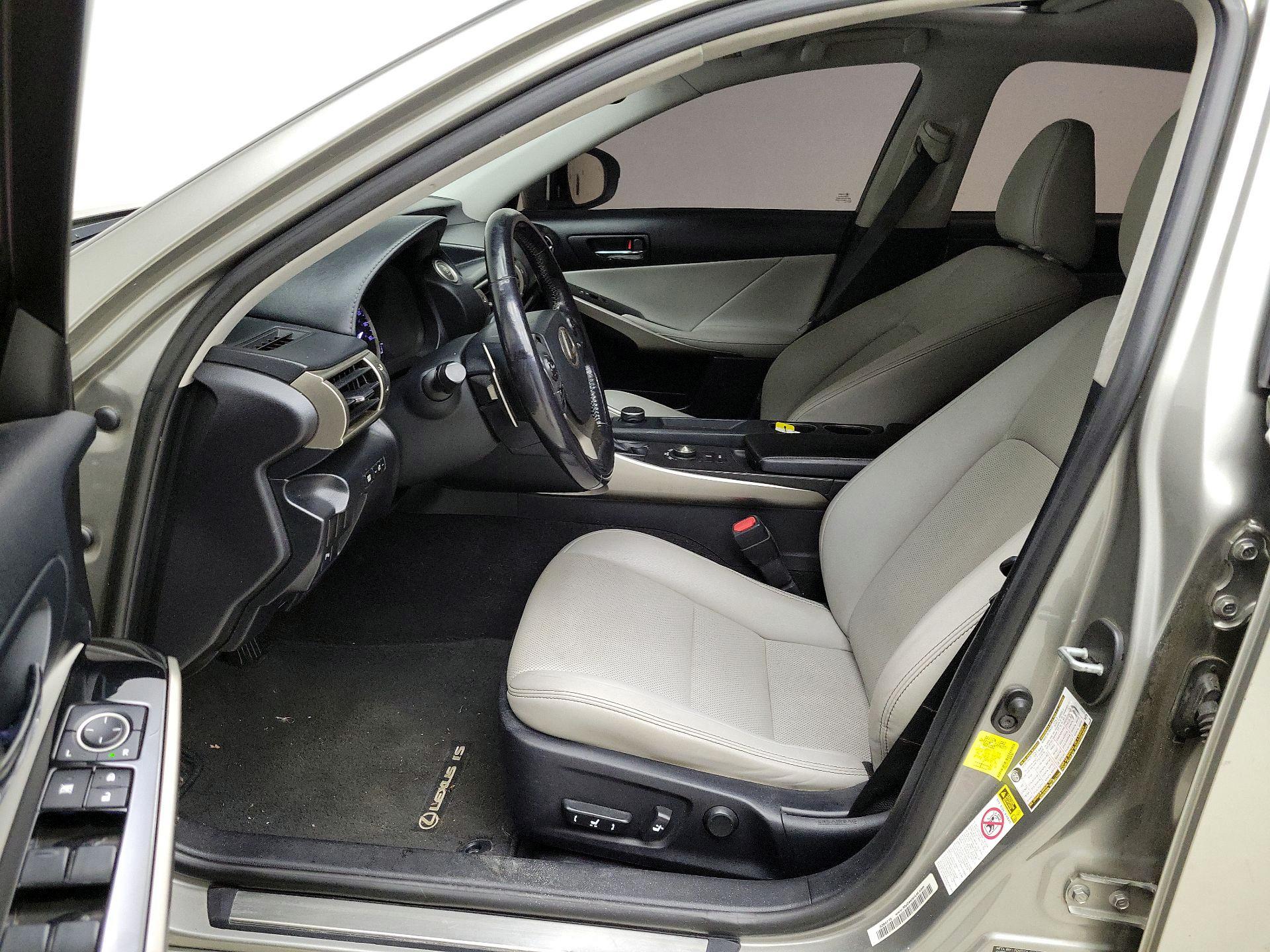 Thumbnail: 2016 Lexus IS - 11