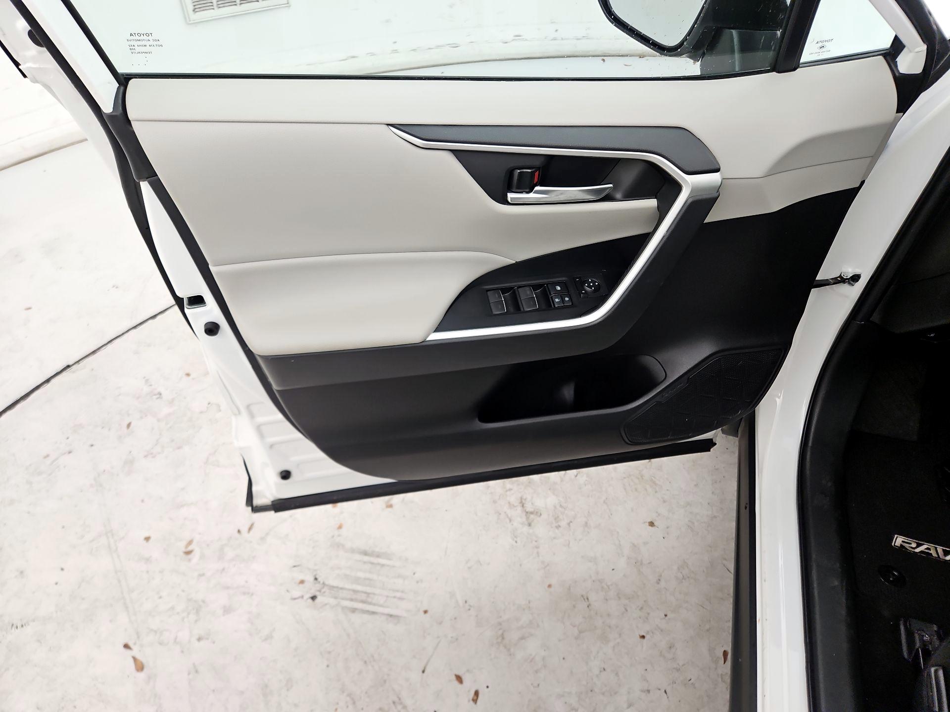 Thumbnail: 2022 Toyota RAV4 - 12