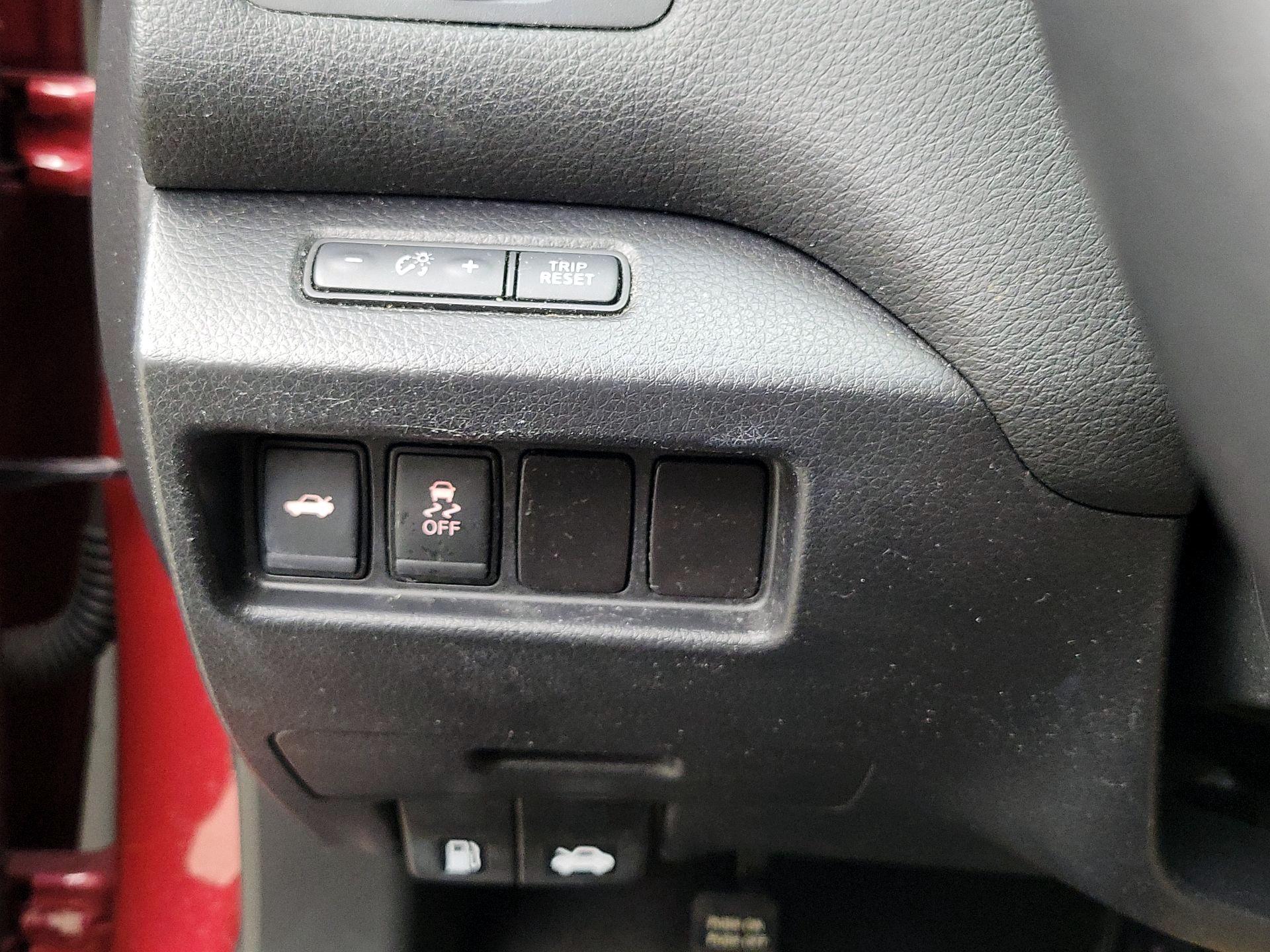 Thumbnail: 2017 Nissan Altima - 13