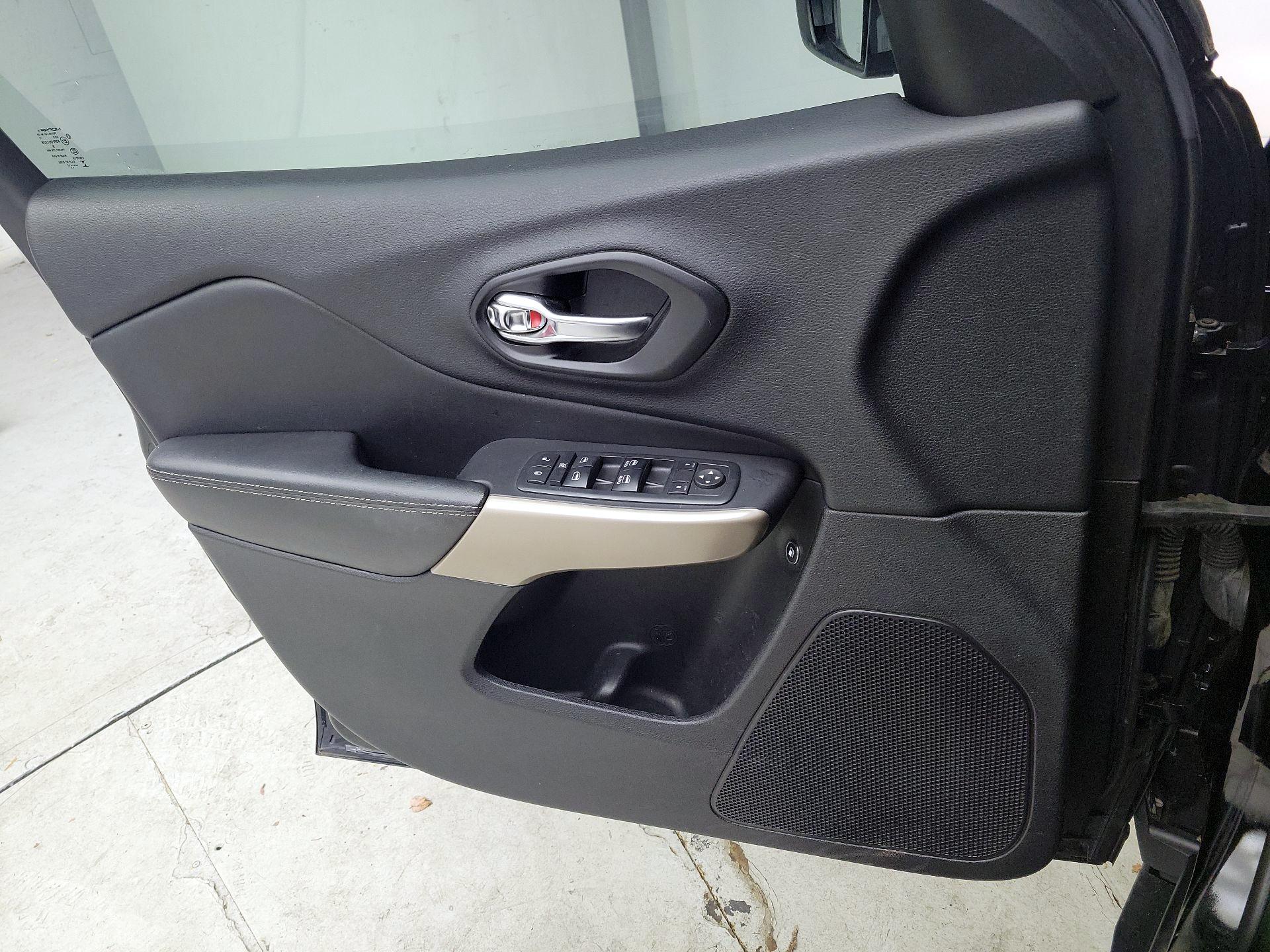 Thumbnail: 2017 Jeep Cherokee - 12