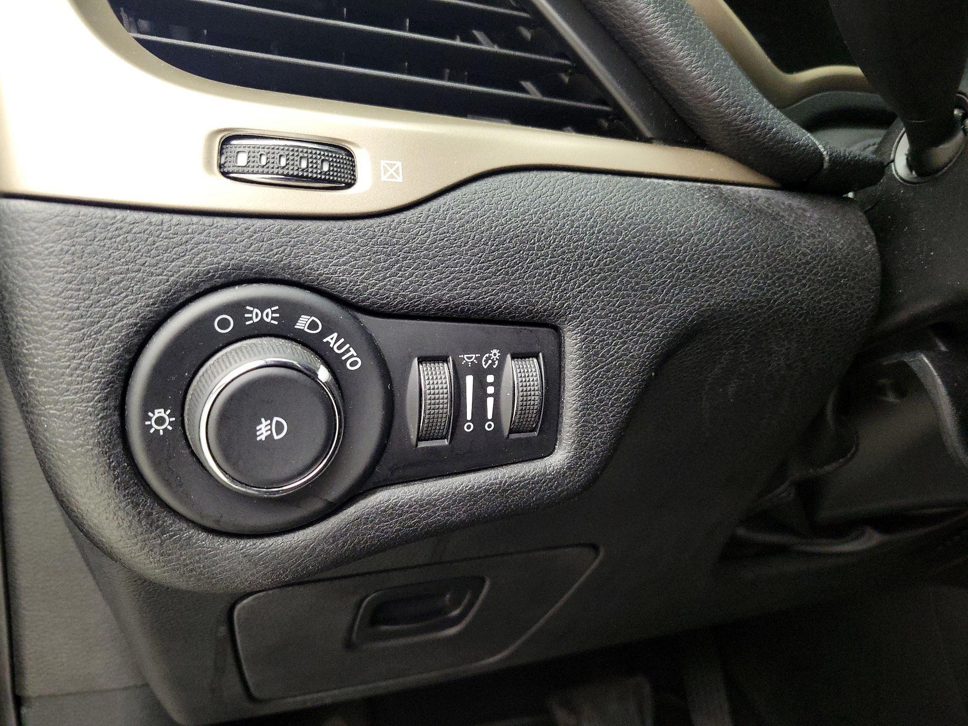 Thumbnail: 2017 Jeep Cherokee - 13