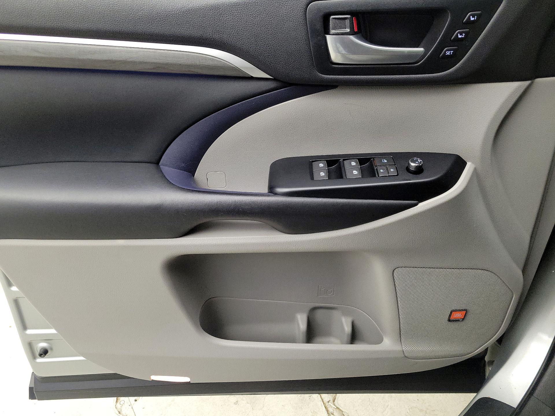 Thumbnail: 2017 Toyota Highlander - 12