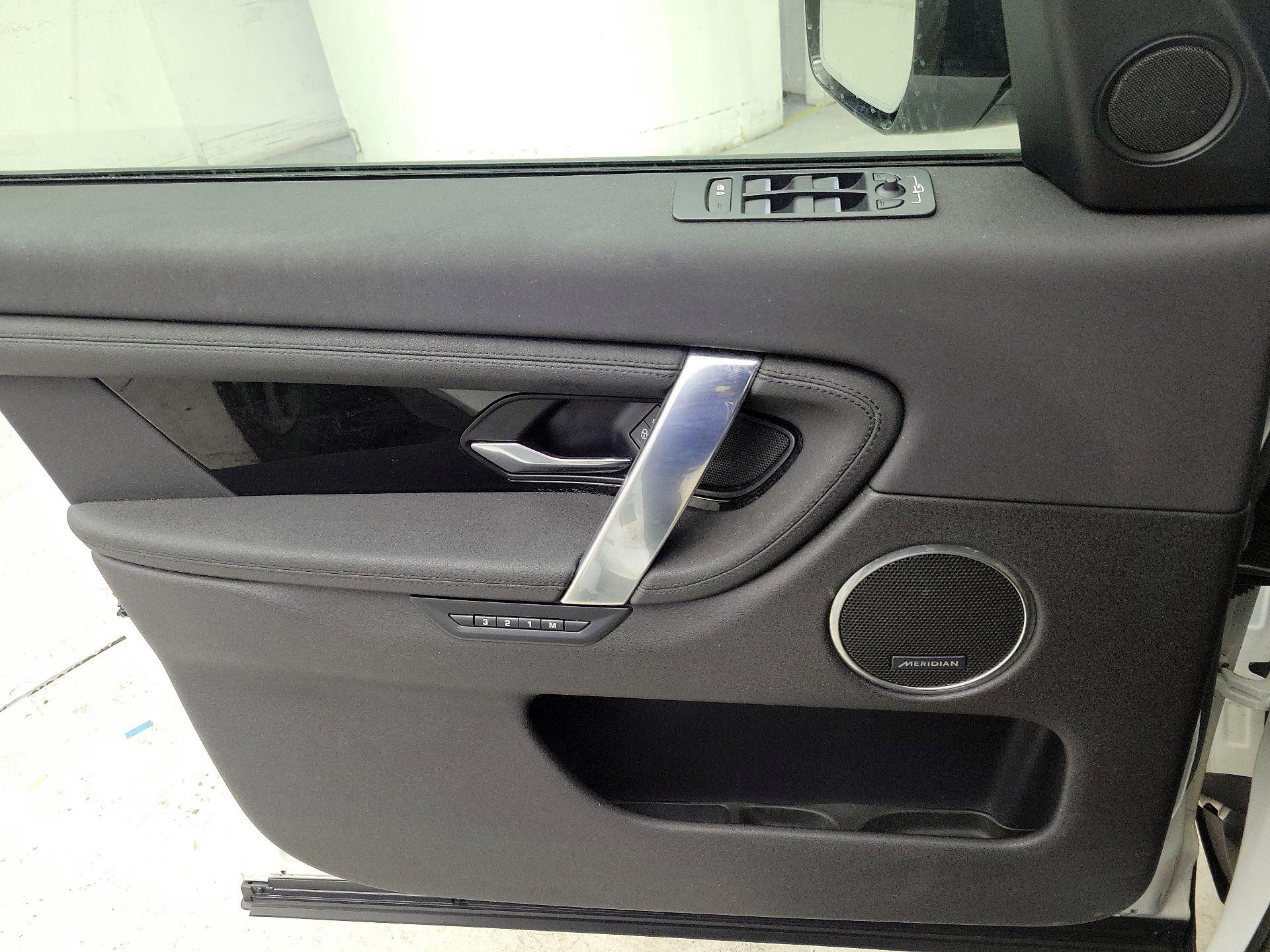 Thumbnail: 2020 Land Rover Discovery Sport - 12