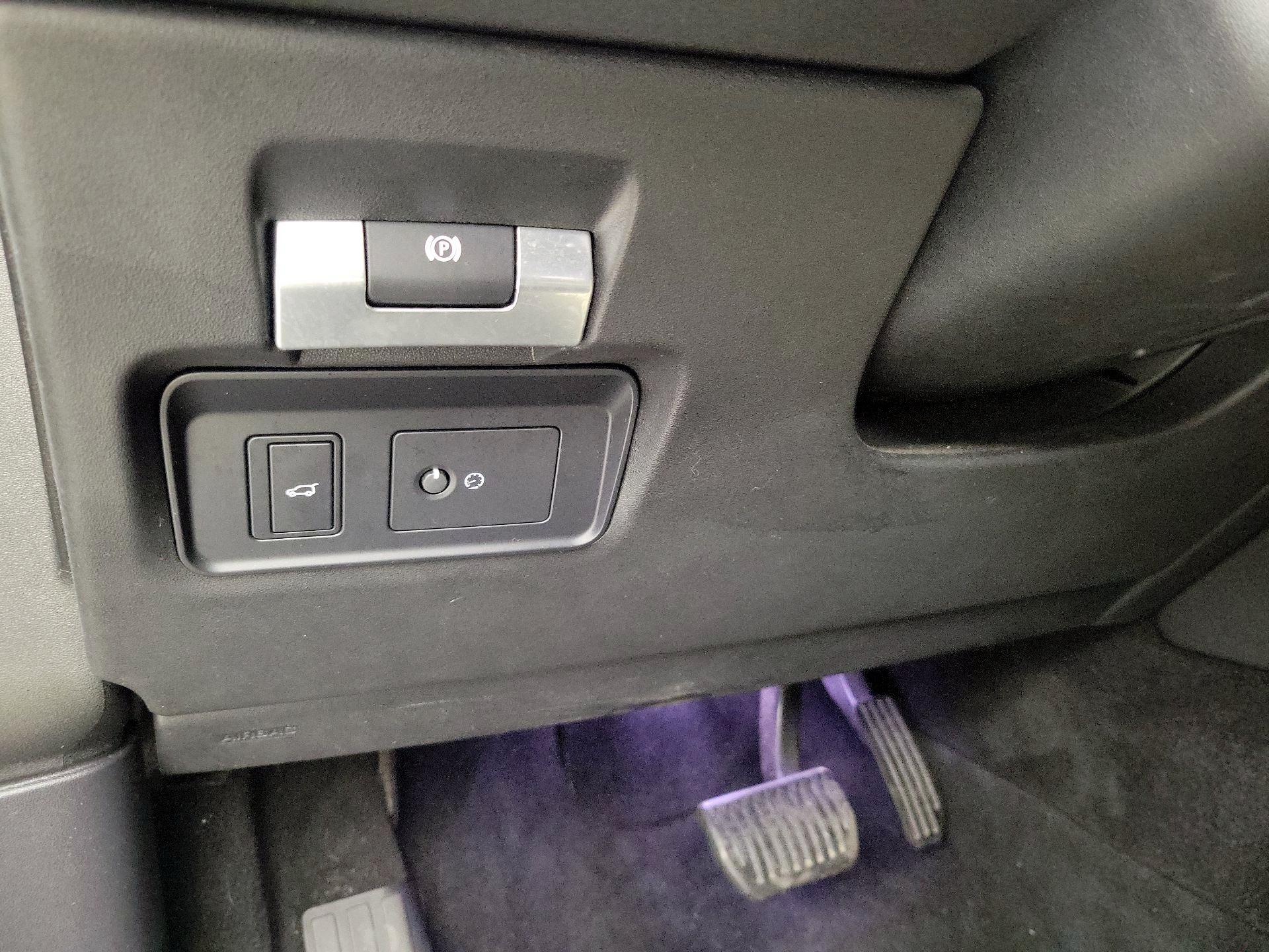 Thumbnail: 2020 Land Rover Discovery Sport - 13