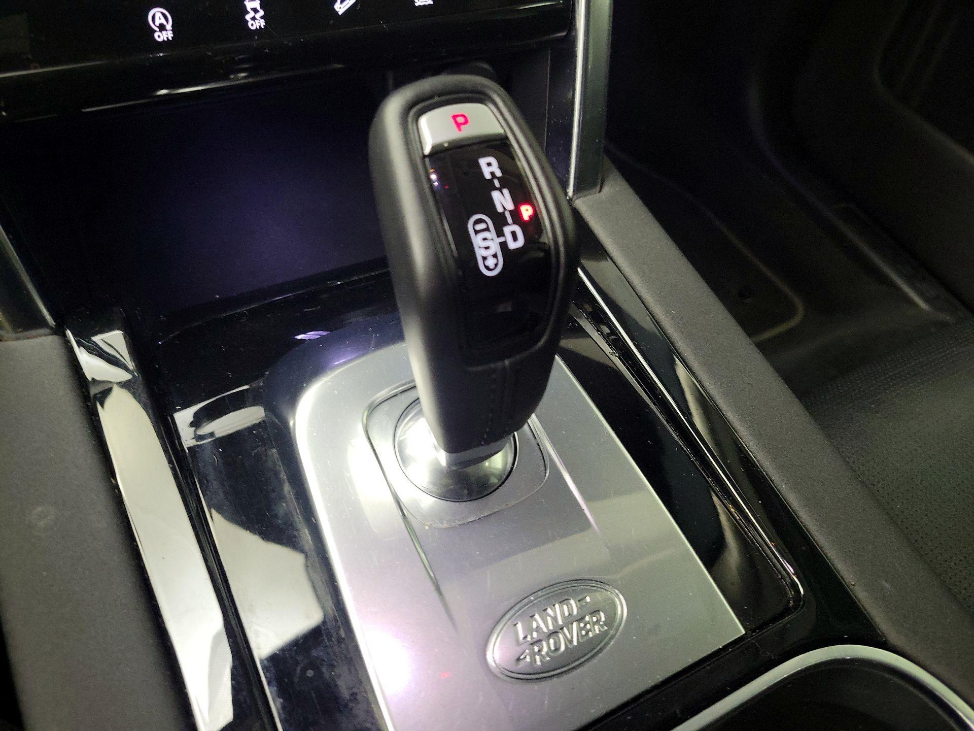 Thumbnail: 2020 Land Rover Discovery Sport - 18