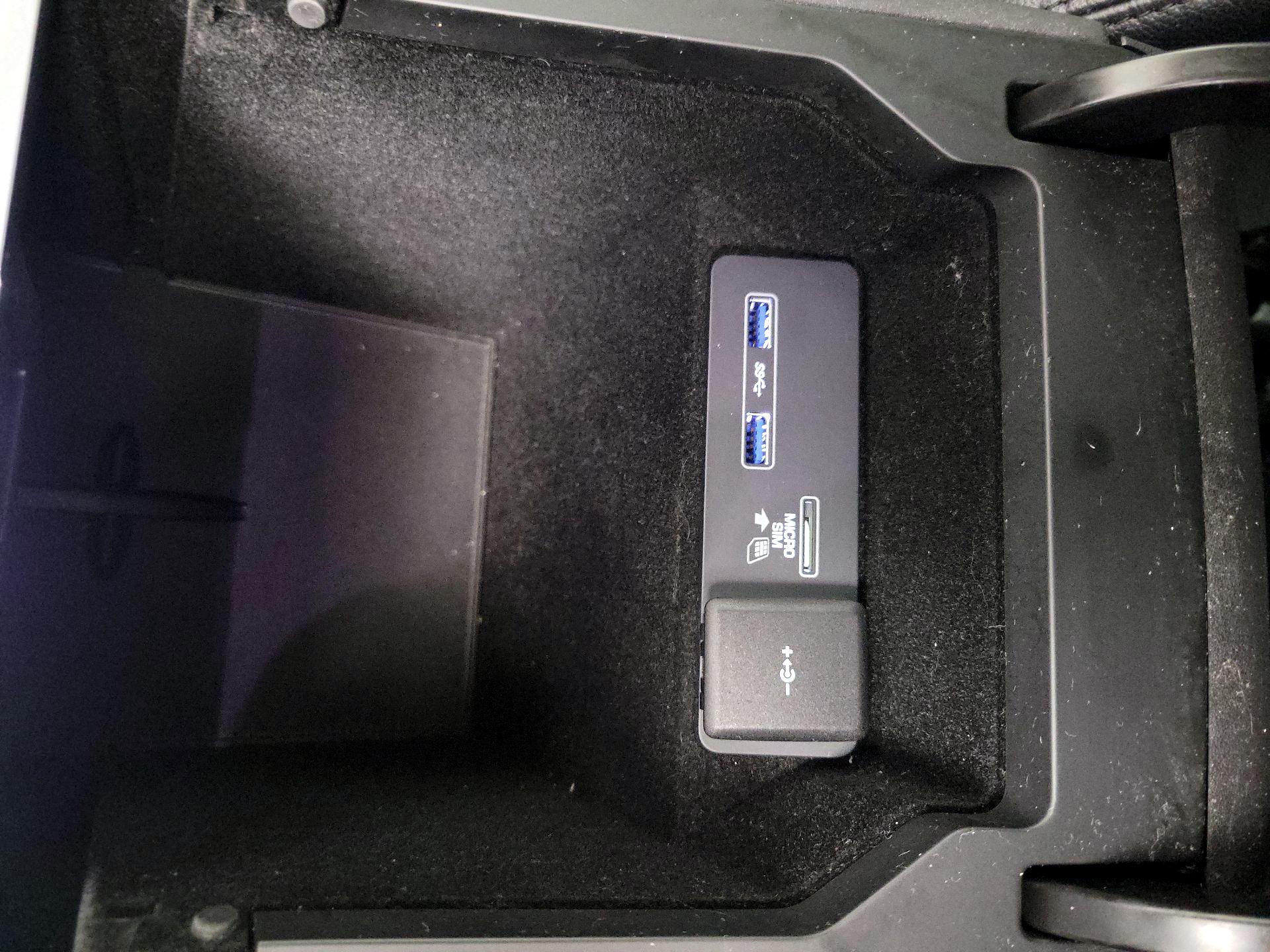 Thumbnail: 2020 Land Rover Discovery Sport - 19