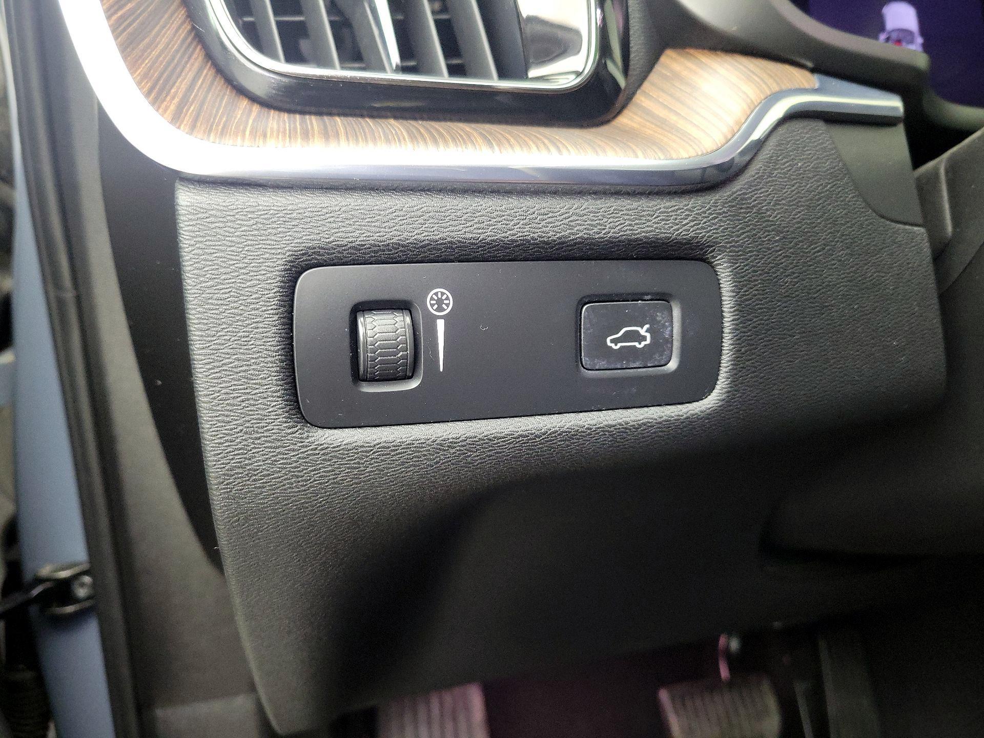 Thumbnail: 2022 Volvo XC60 - 13