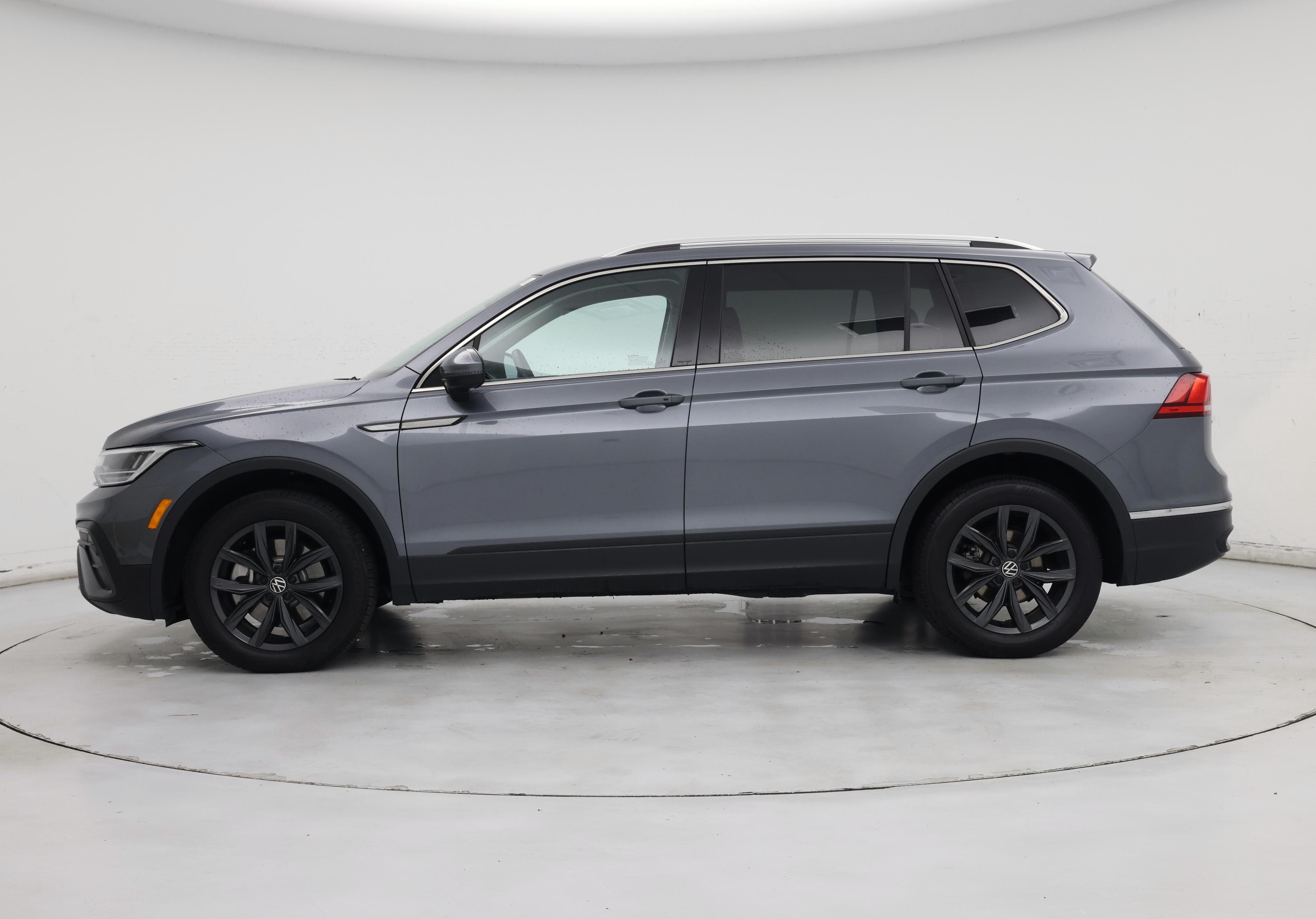 Thumbnail: 2024 Volkswagen Tiguan - 3