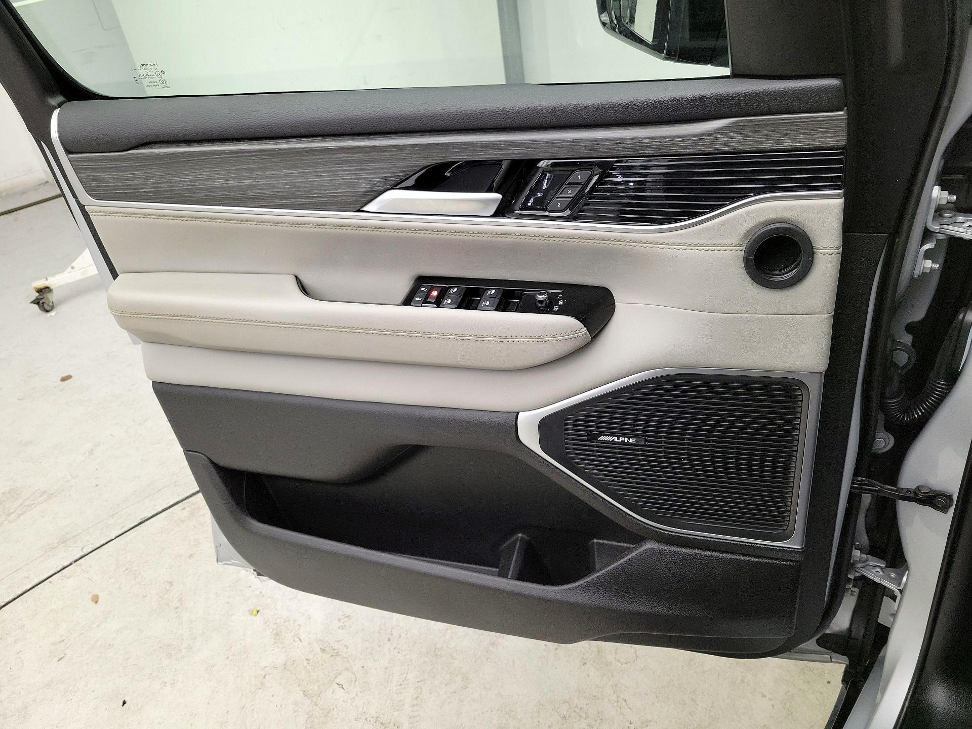 Thumbnail: 2024 Jeep Wagoneer - 12