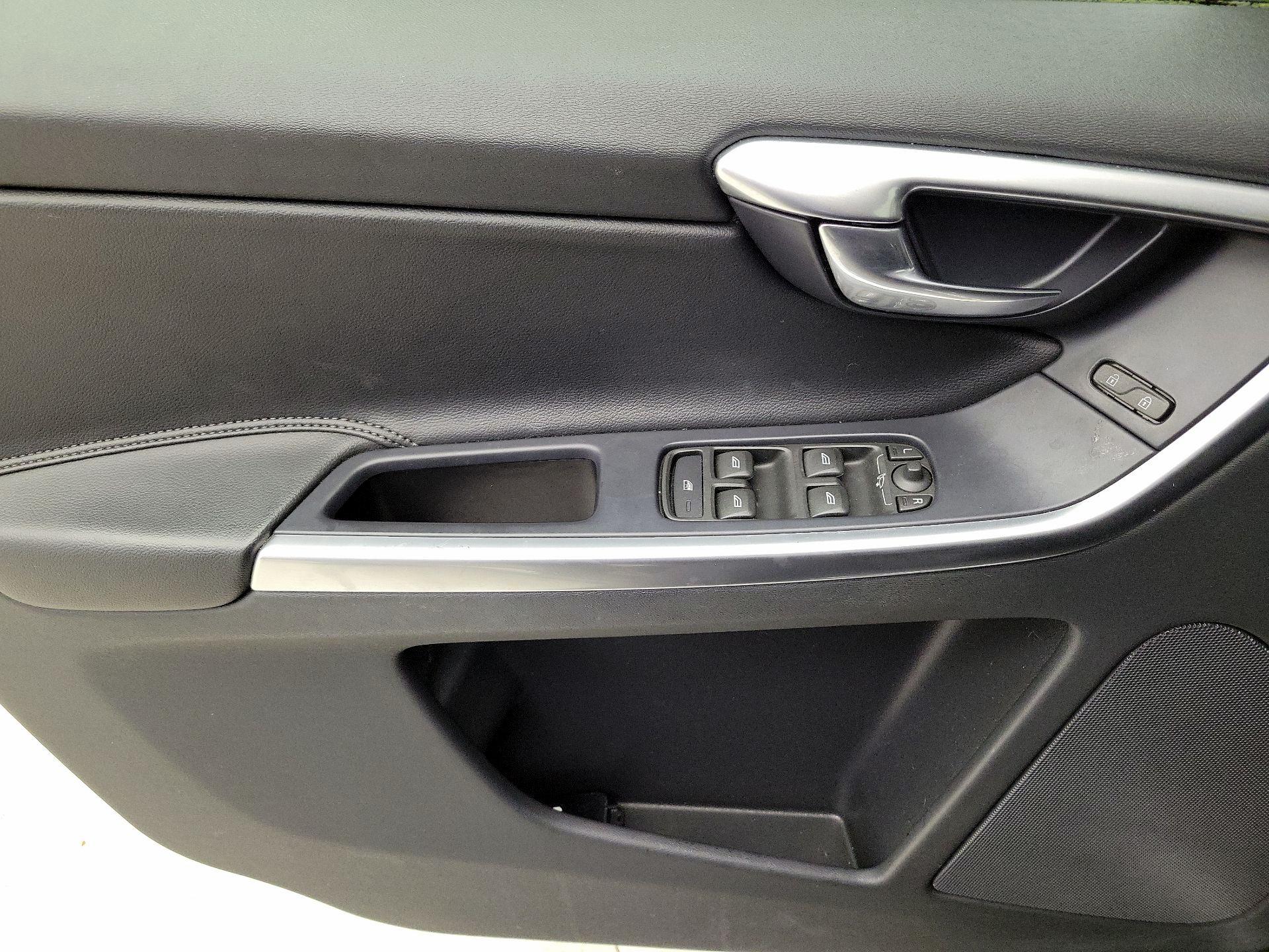 Thumbnail: 2016 Volvo XC60 - 12